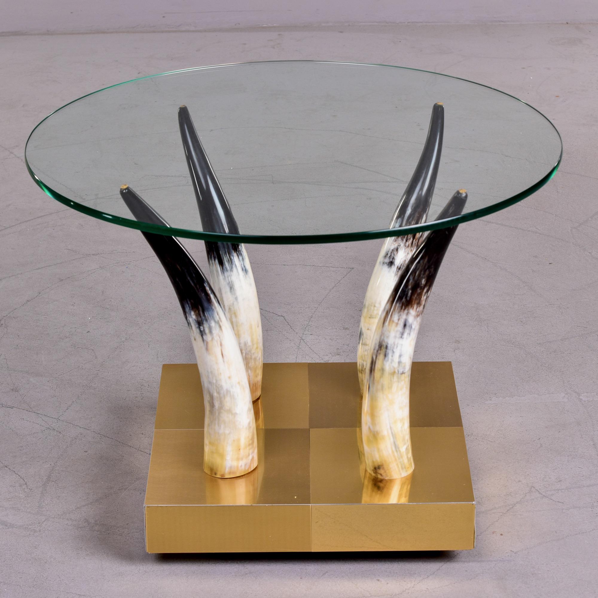 Laiton Table d'appoint mi-siècle en laiton, verre et cornes avec roulettes en vente