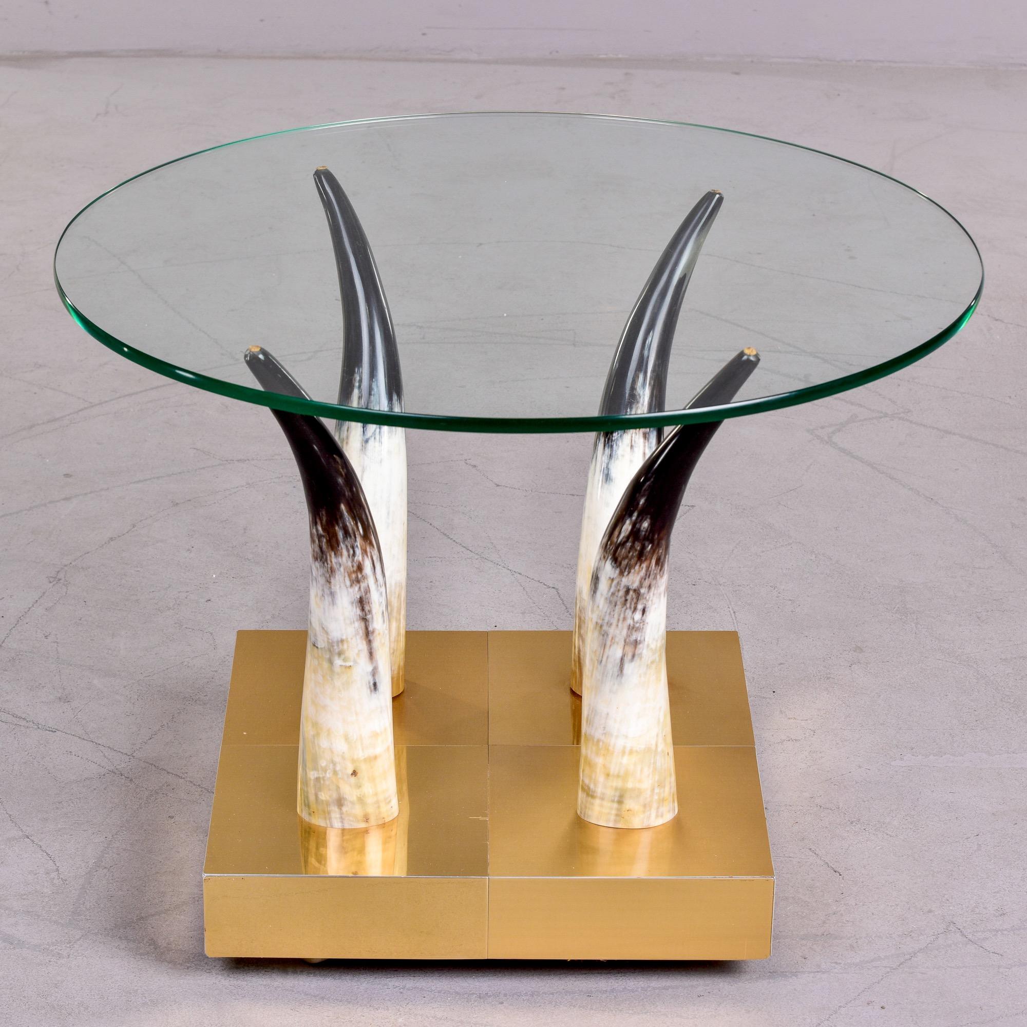 Table d'appoint mi-siècle en laiton, verre et cornes avec roulettes en vente 1