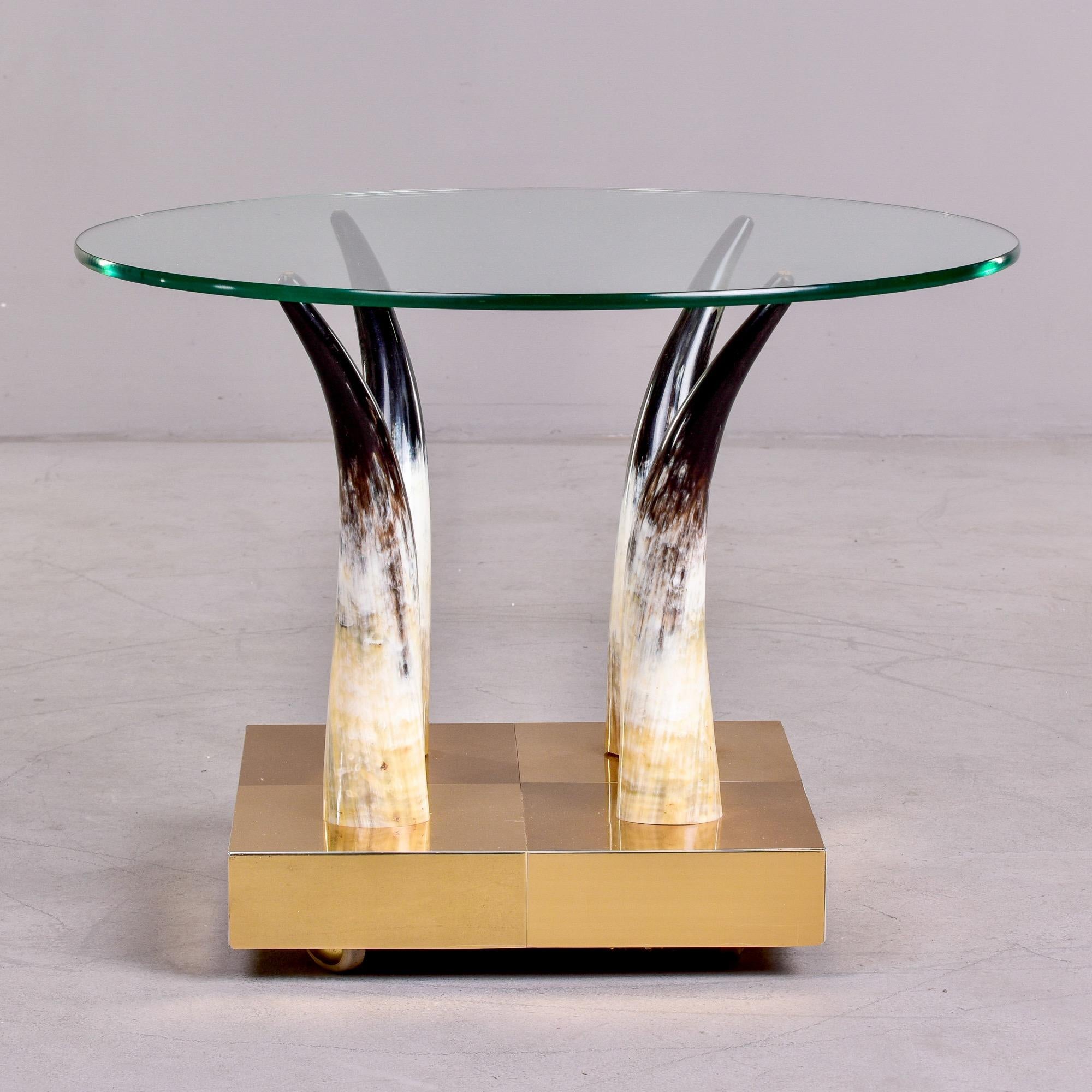 Table d'appoint mi-siècle en laiton, verre et cornes avec roulettes en vente 2