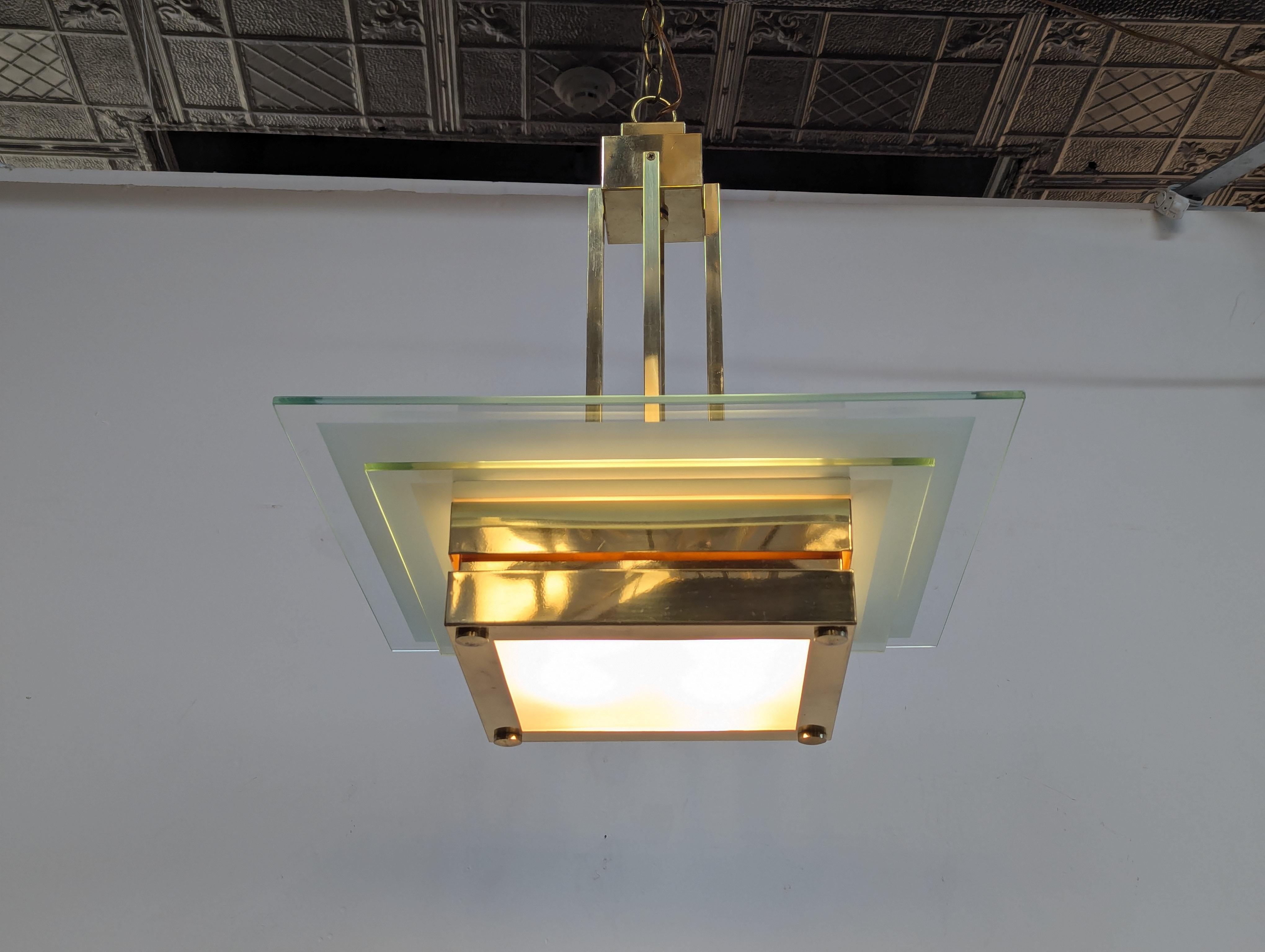 Lustre en laiton et verre du milieu du siècle à la manière de PETITOT en vente 4