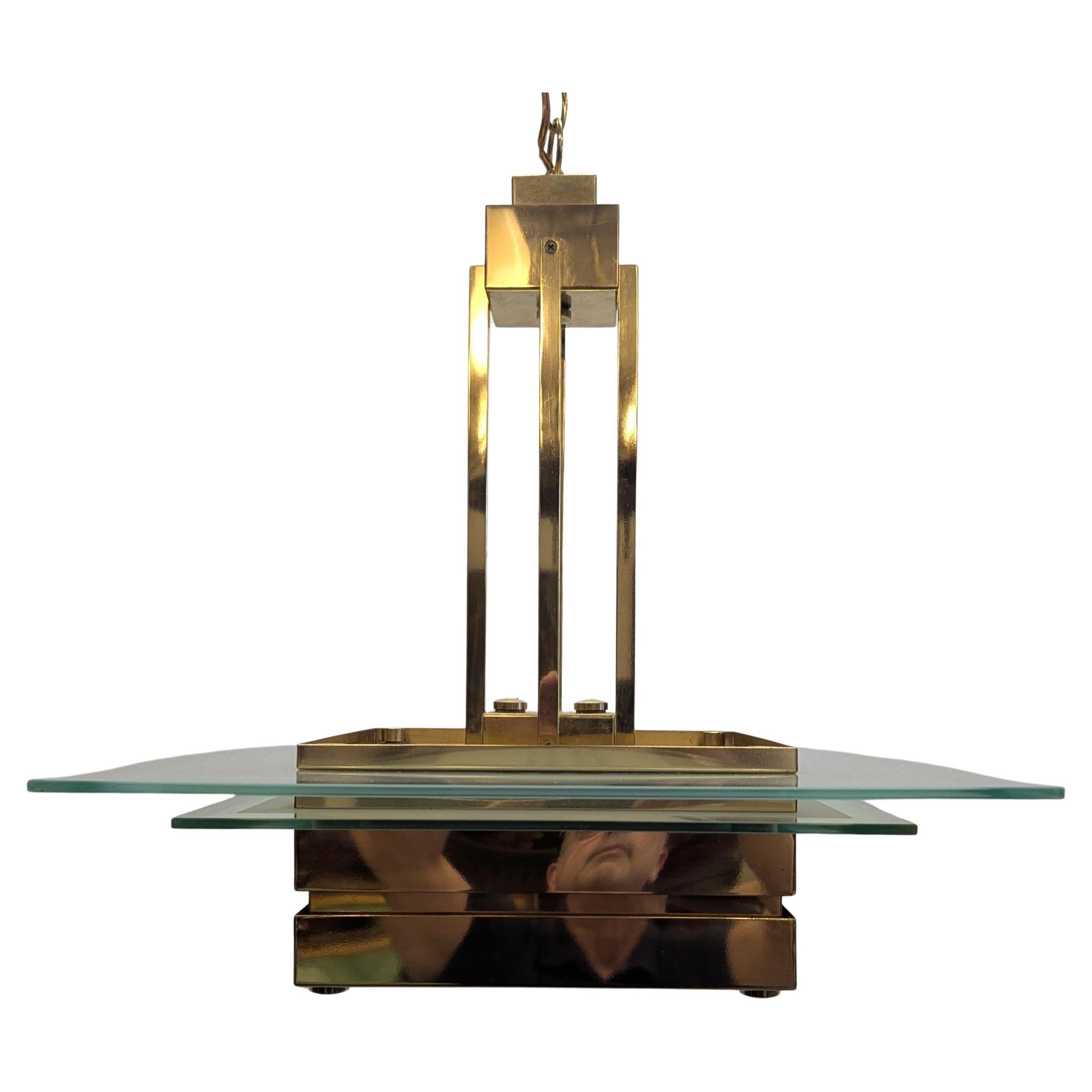 Pendentif chandelier en laiton et verre du milieu du siècle dans le style d'Henry PETITOT. 
D'inspiration Art Déco, cette lampe est composée de laiton massif et de verre. Elle est d'une grande qualité de fabrication. Tour en laiton avec verre