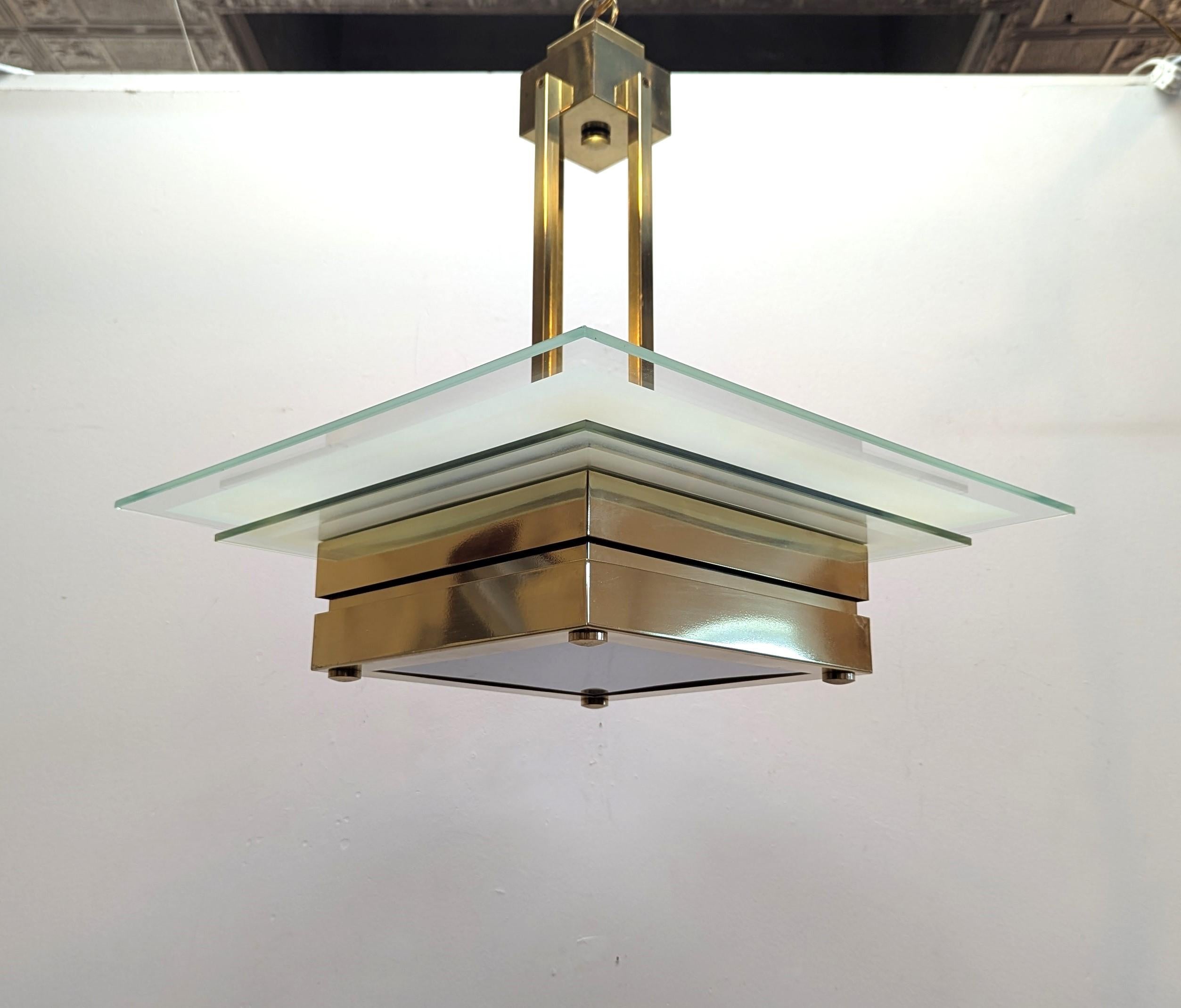 Mid-Century Modern Lustre en laiton et verre du milieu du siècle à la manière de PETITOT en vente