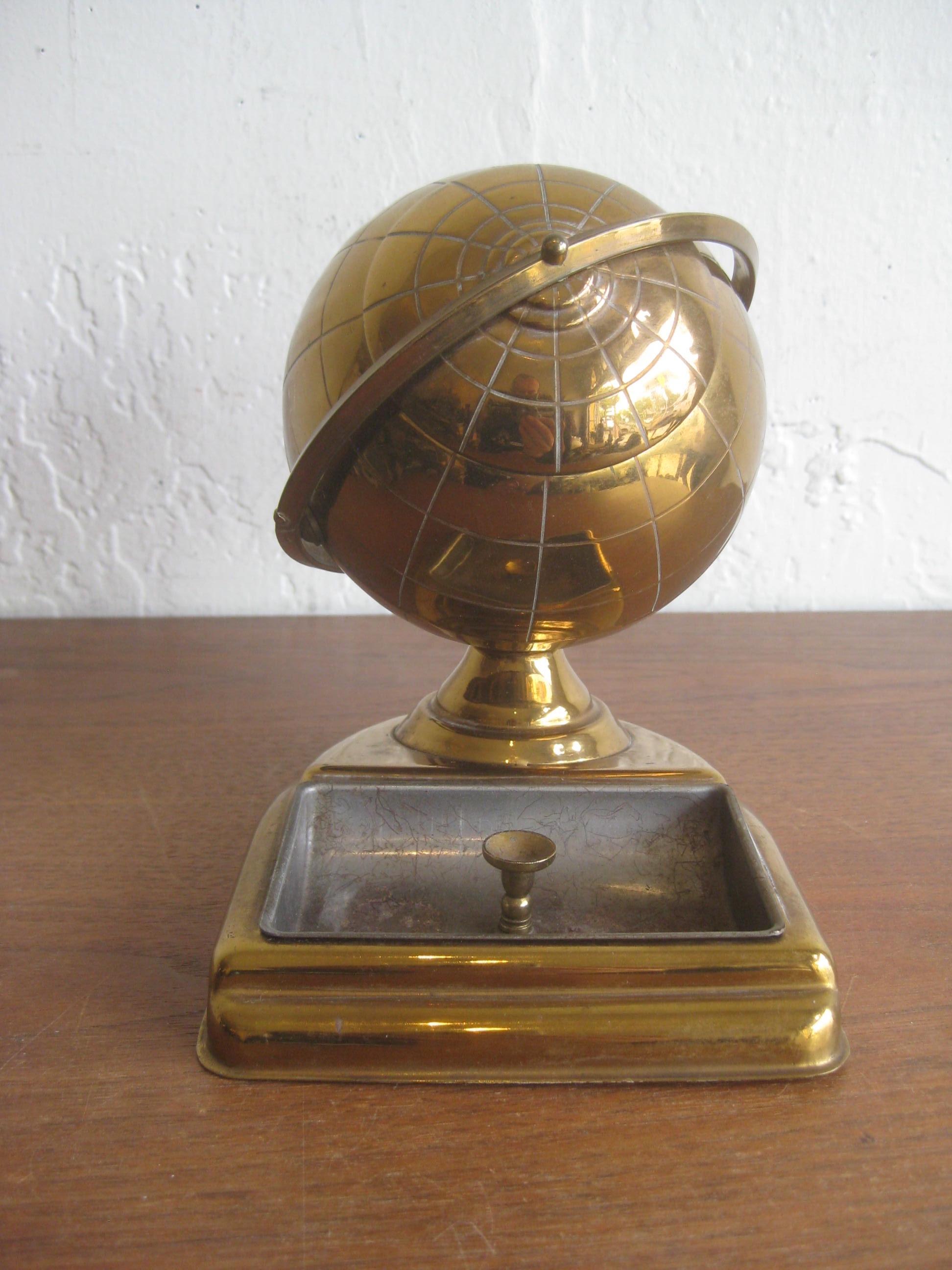 Mid Century Brass Globe Zigarettenhalter & Aschenbecher Büro Schreibtisch Zubehör Caddy (20. Jahrhundert) im Angebot