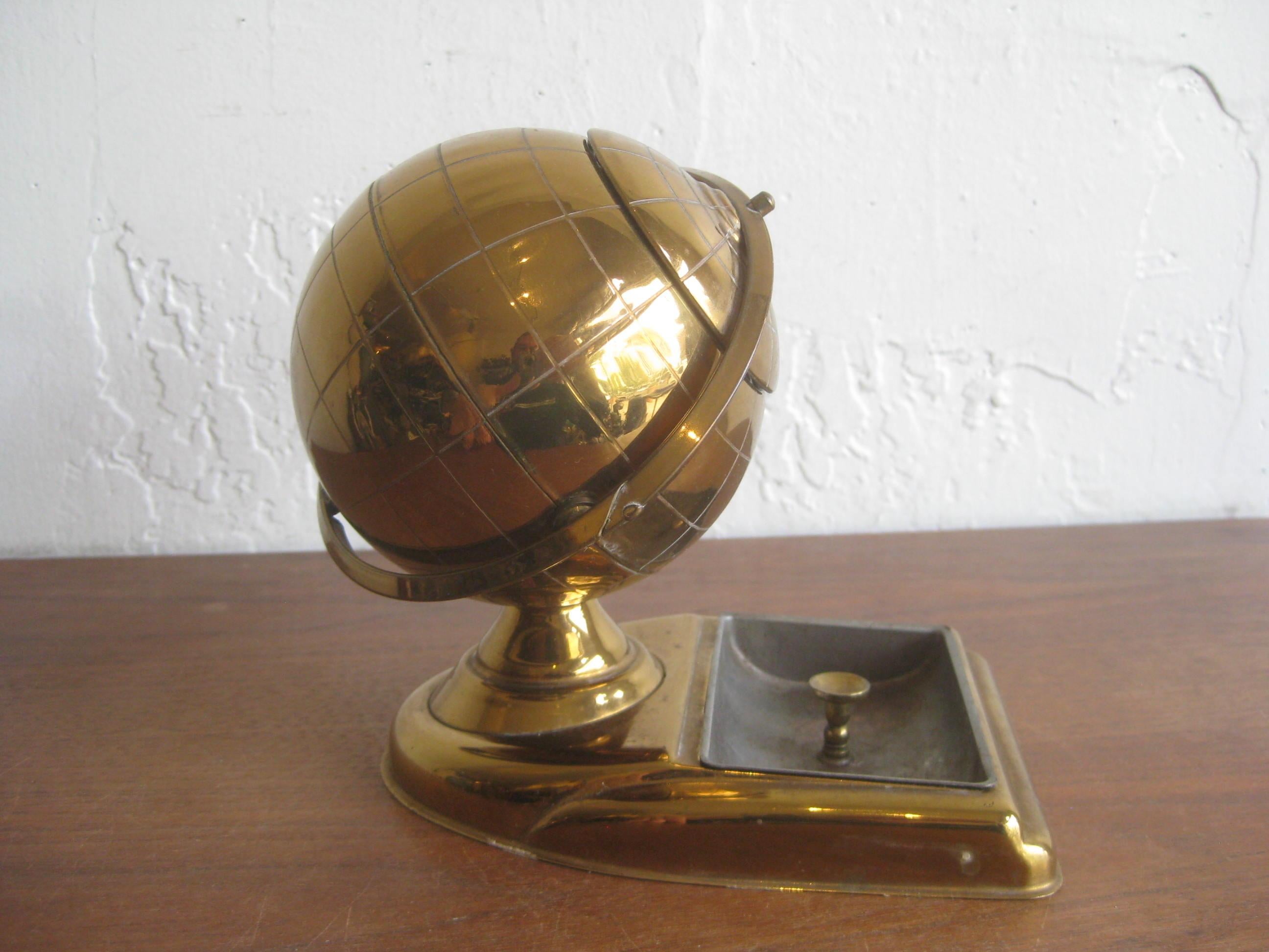 Mid Century Brass Globe Zigarettenhalter & Aschenbecher Büro Schreibtisch Zubehör Caddy (Messing) im Angebot