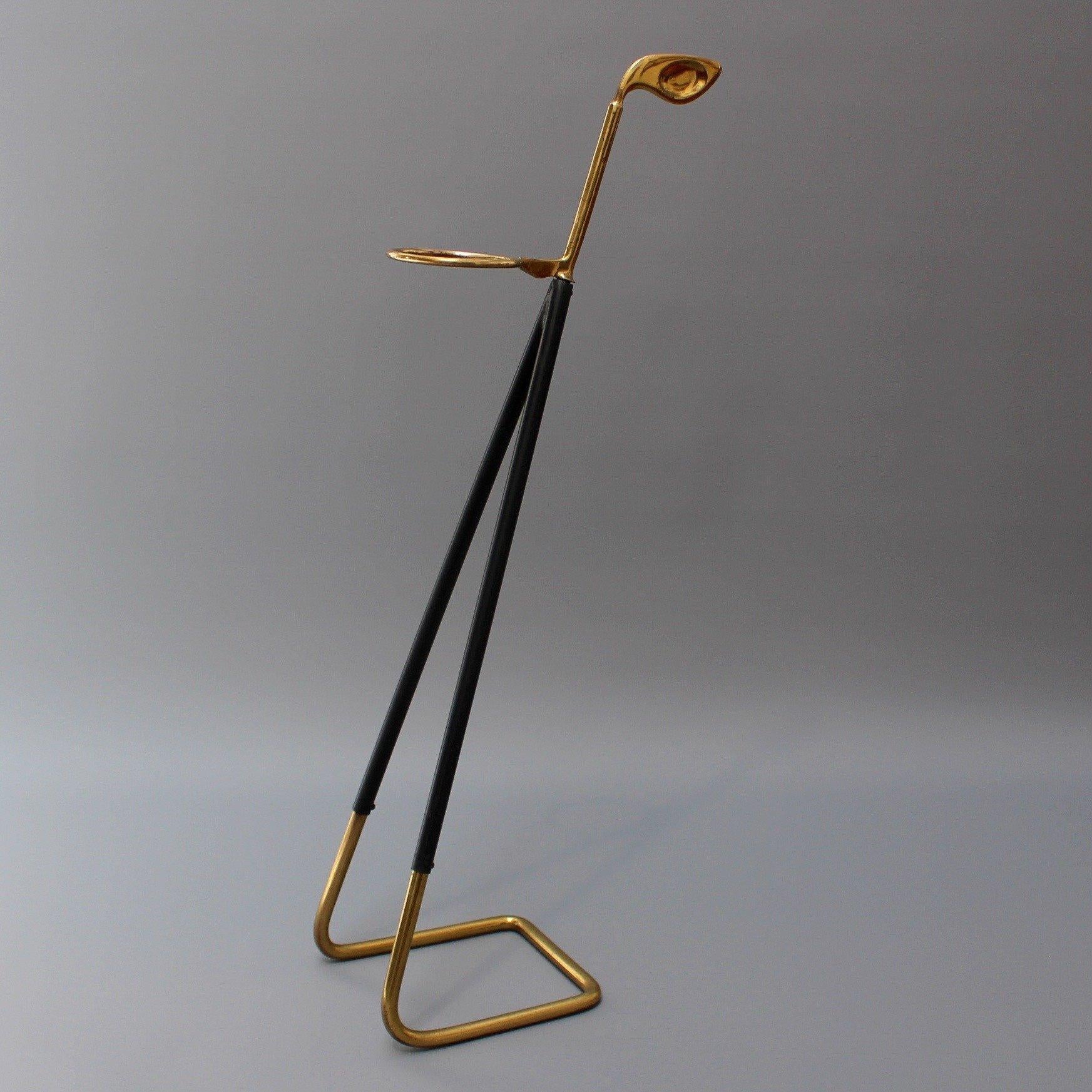 Italienischer Spazierstock oder Schirmständer in Form eines Golfschlägers aus der Mitte des Jahrhunderts (ca. 1950er Jahre). Die stilvolle Rohrstruktur aus Messing und schwarzem Metall ist in ihrer Statur gewinkelt - ein perfektes und unglaublich