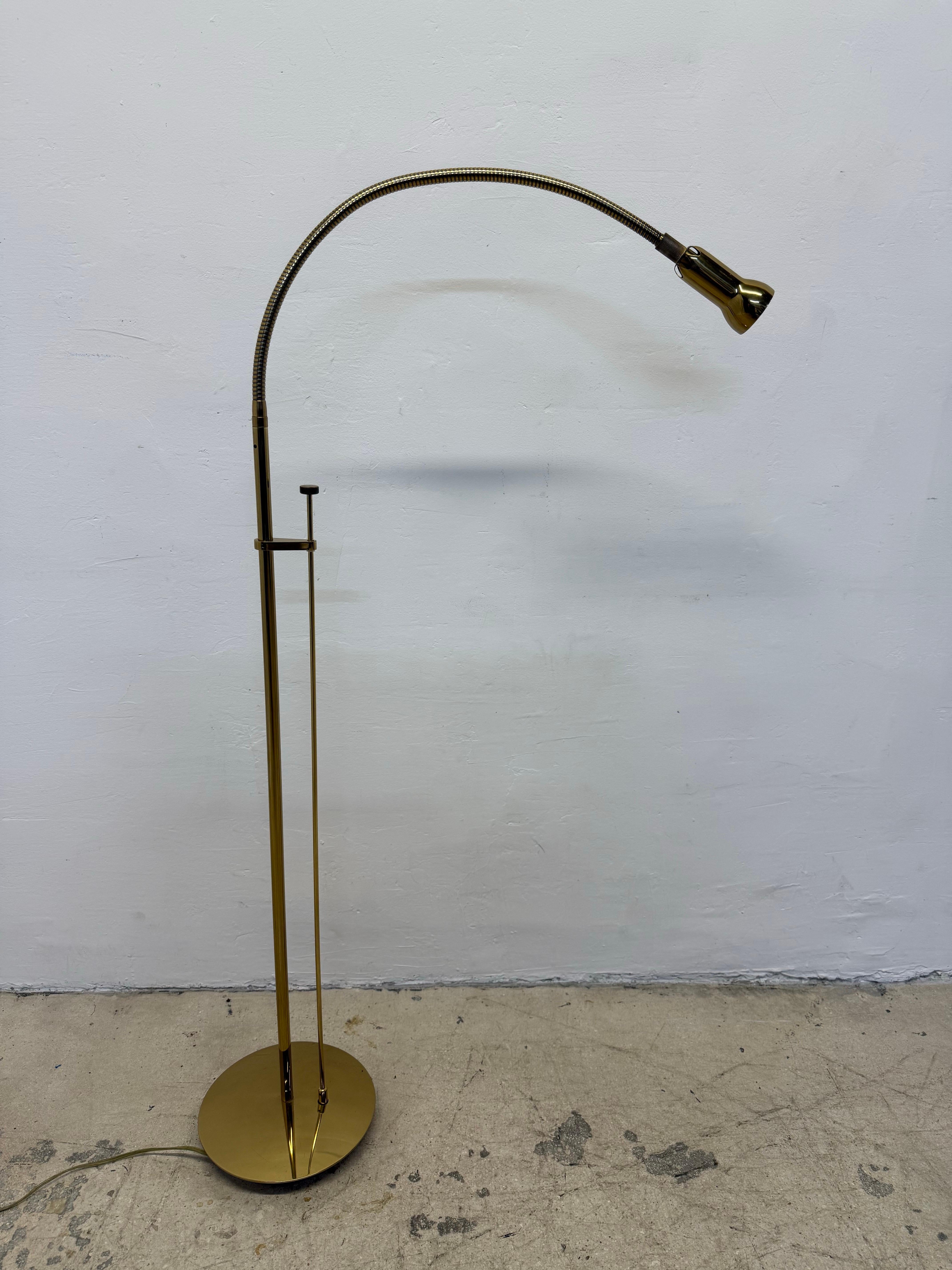 Adjustable brass floor lamp with dimmable bulb via a brass knob by Holtkoetter circa 1970s.