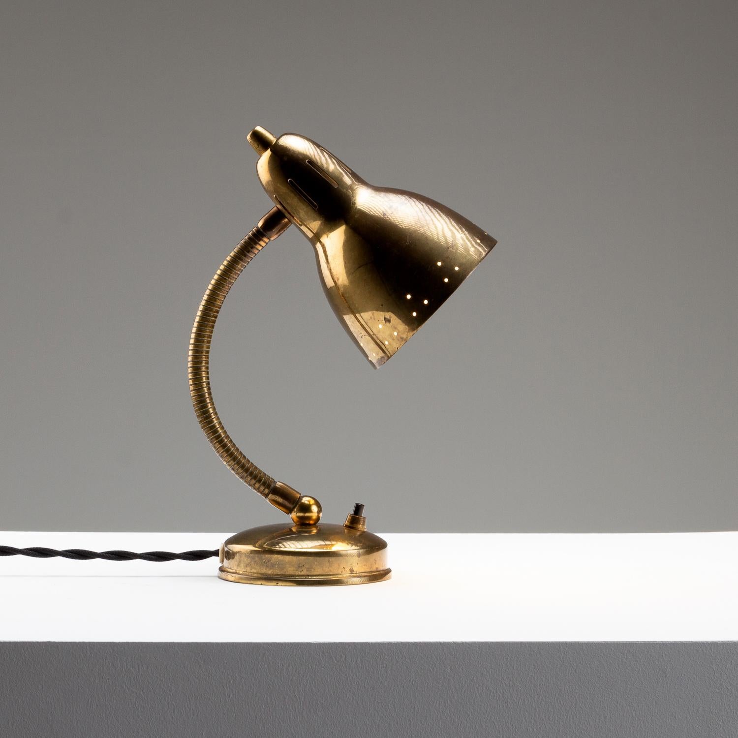 Brass gooseneck table lamp Model AJH5 designed by Hans-Agne Jakobsson for his eponymous furniture manufacturing company, Hans-Agne Jakobsson AB in Markaryd, Sweden, 1950s. Patinated brass. Rewired and PAT Tested.

