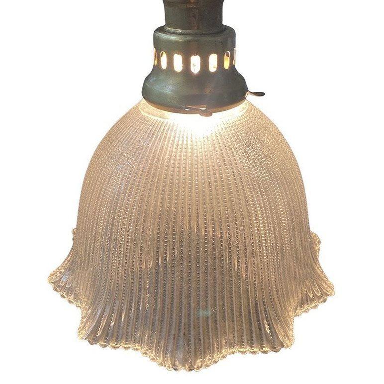 Art Déco Lampada a sospensione a soffitto in ottone di metà secolo con paralume a campana in vetro Holophane in vendita