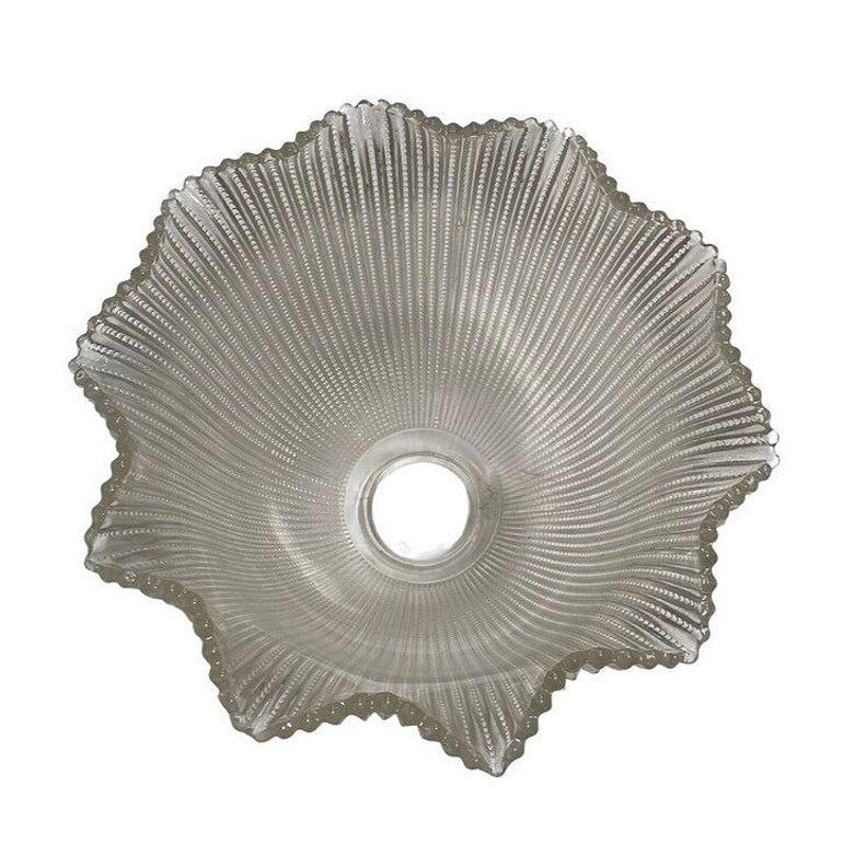 Metà XX secolo Lampada a sospensione a soffitto in ottone di metà secolo con paralume a campana in vetro Holophane in vendita