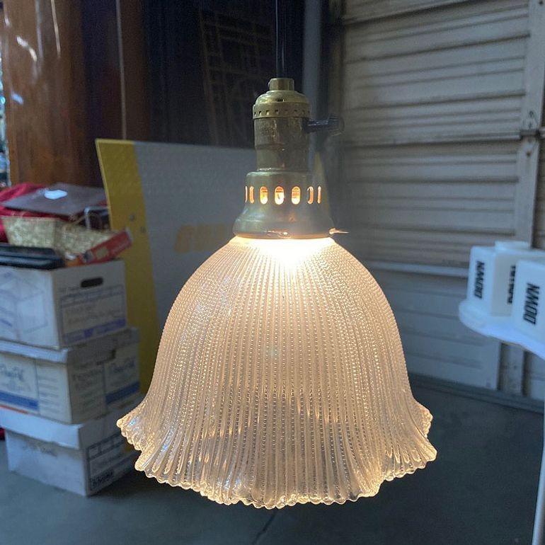 Vetro Lampada a sospensione a soffitto in ottone di metà secolo con paralume a campana in vetro Holophane in vendita