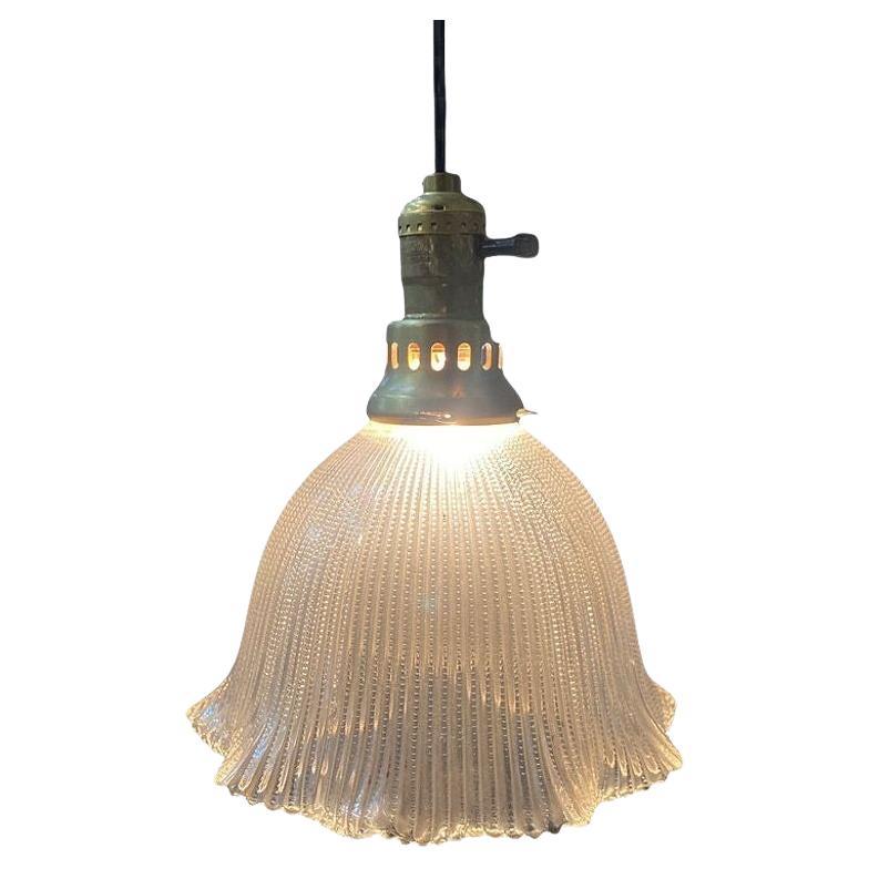 Lampada a sospensione a soffitto in ottone di metà secolo con paralume a campana in vetro Holophane in vendita
