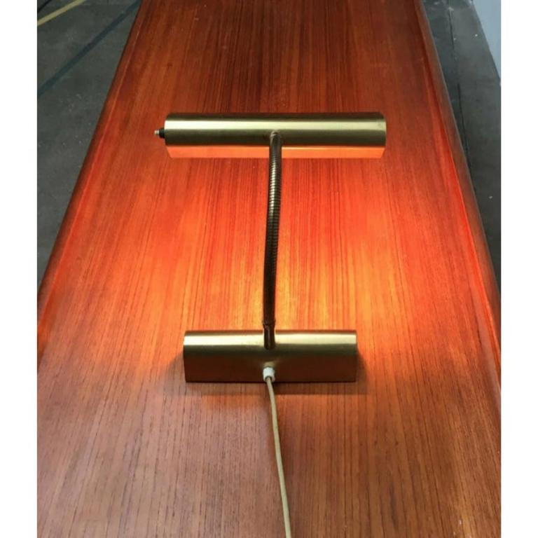 Elegante lámpara de sobremesa de cuello de cisne en latón.

La forma de la cabeza de la lámpara se refleja en la forma de la base. Ambos elementos de la lámpara están conectados entre sí mediante un brazo flexible. La parte inferior del brazo es