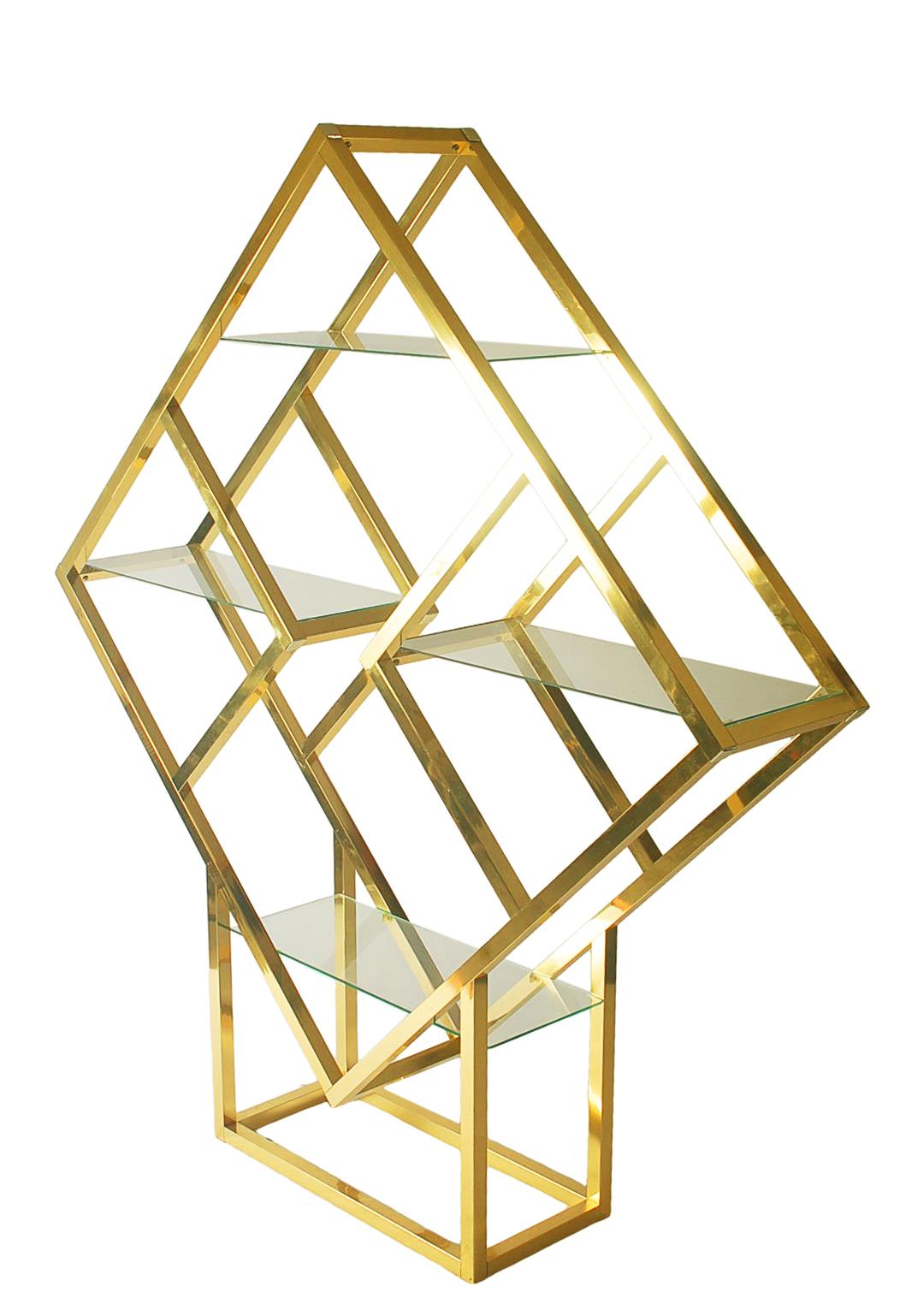 Aluminium Grand étagère, meuble mural ou étagère de style Hollywood Regency en laiton du milieu du siècle dernier en vente
