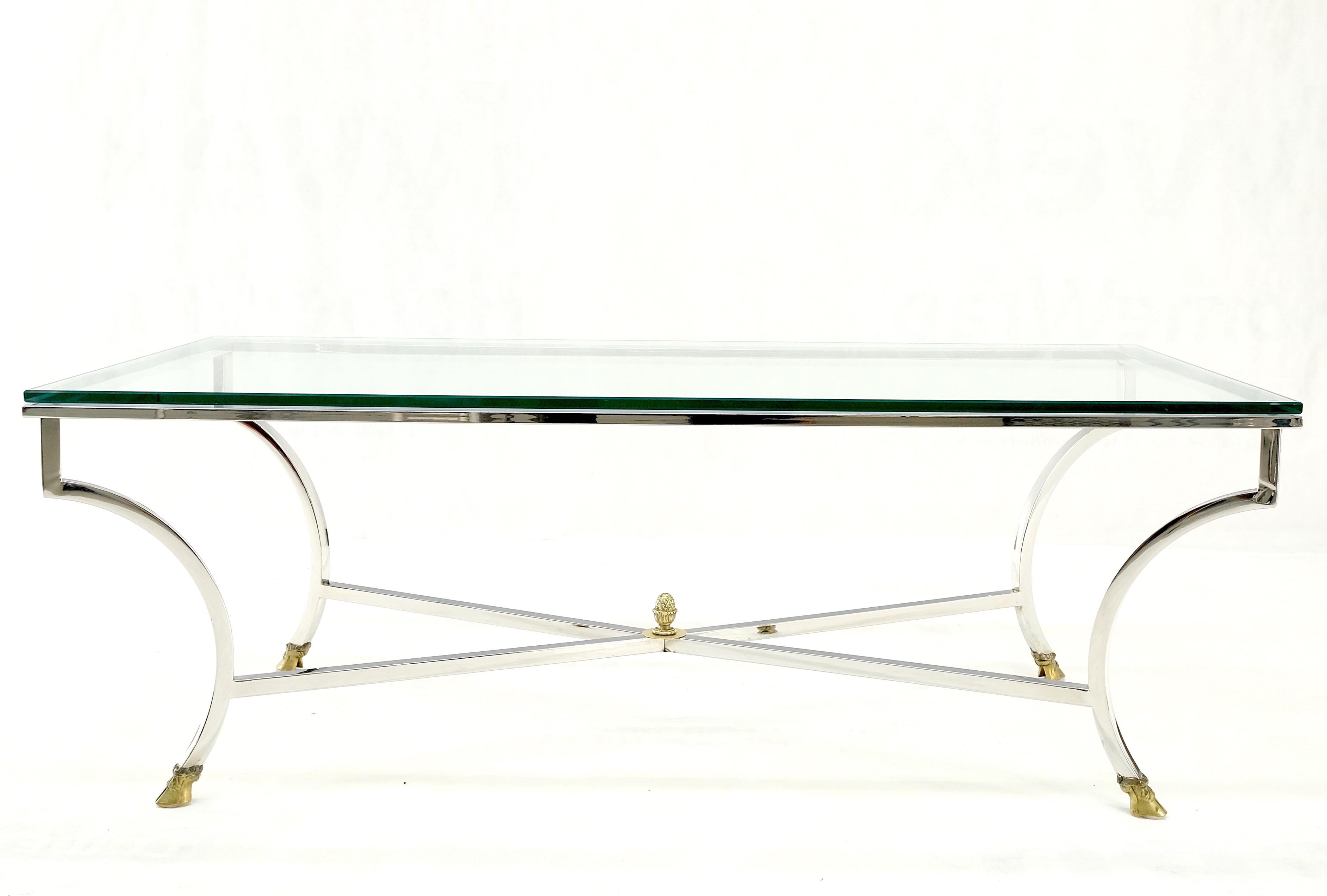 Table basse rectangulaire mi-siècle avec pieds en sabot en laiton et base en verre, MINT ! en vente 2