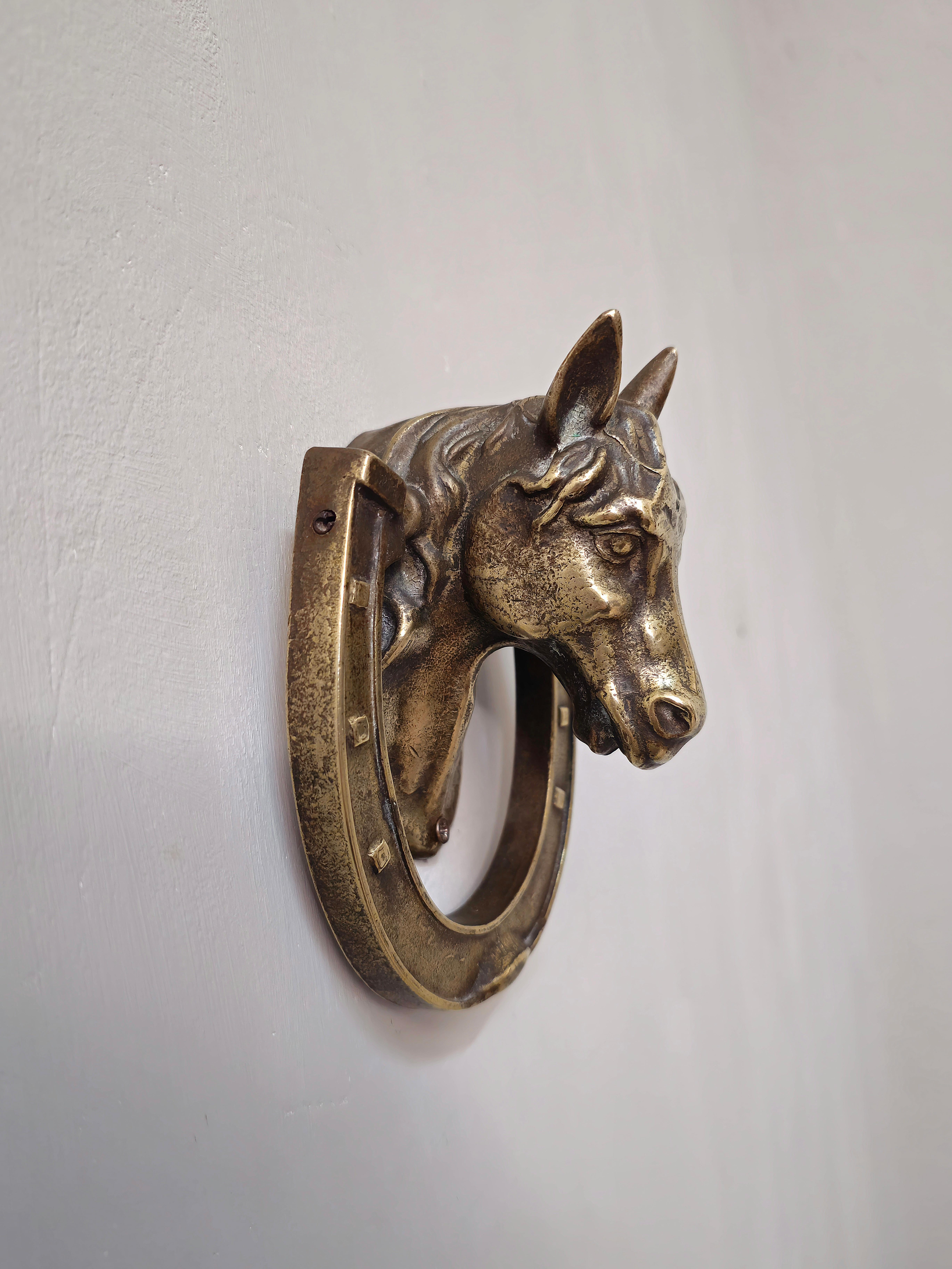 Mid century Brass Door Knocker.  Depicting a horse's head with moving hoof. 

Weight: 900 grams

Note: We try to offer our customers an excellent service even in shipments all over the world, collaborating with one of the best shipping partners,