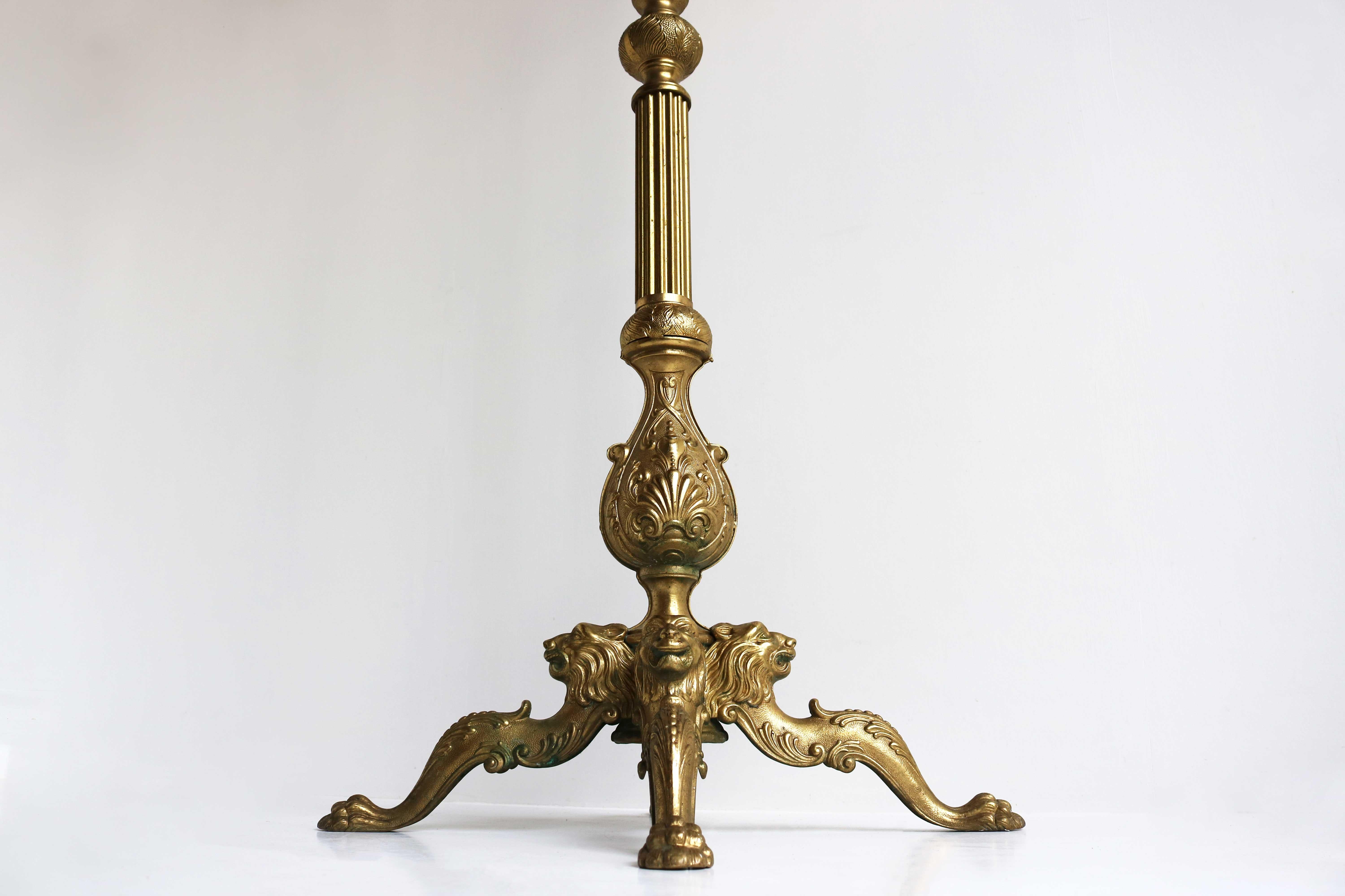 A stunning and very well made mid-century free standing Italian ornate brass coat stand from the 1960s.
With turnable crown and casted brass hooks, and four lightly curved legs are embellished with lions heads and end in the lions' paws. 
This
