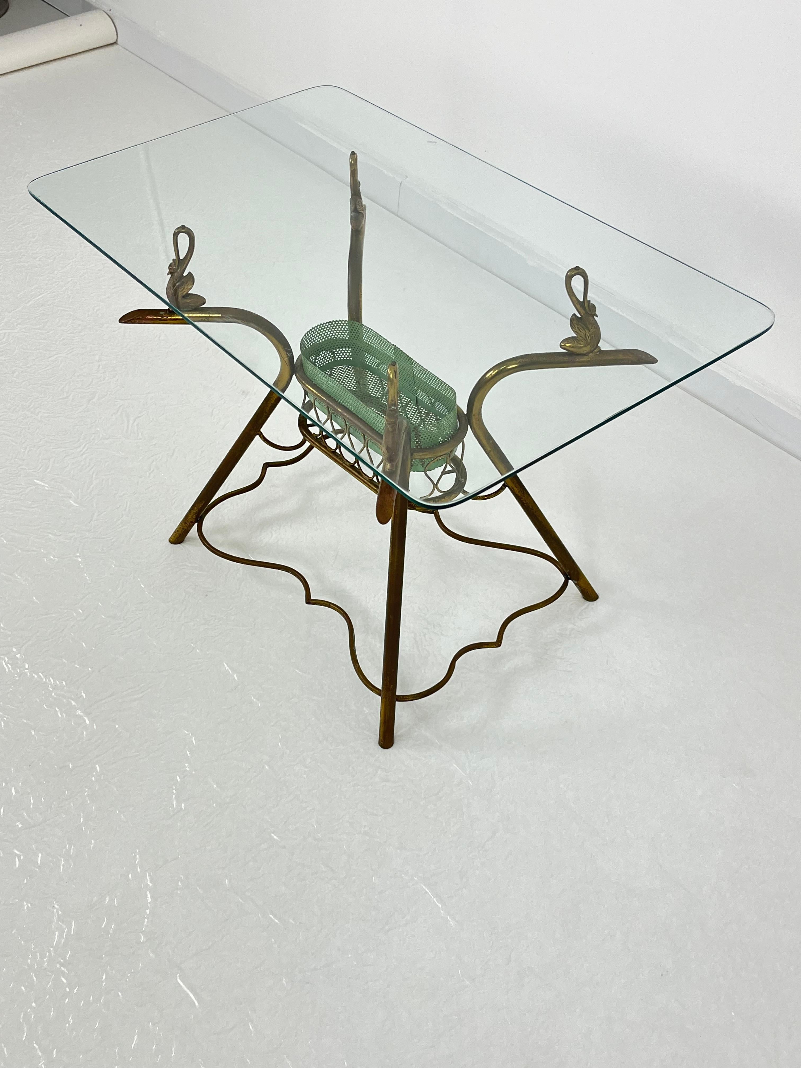 Table basse italienne en laiton du milieu du siècle, plateau en verre, années 1950
Bon état, trouvé dans un appartement noble de ma ville, Palermo.