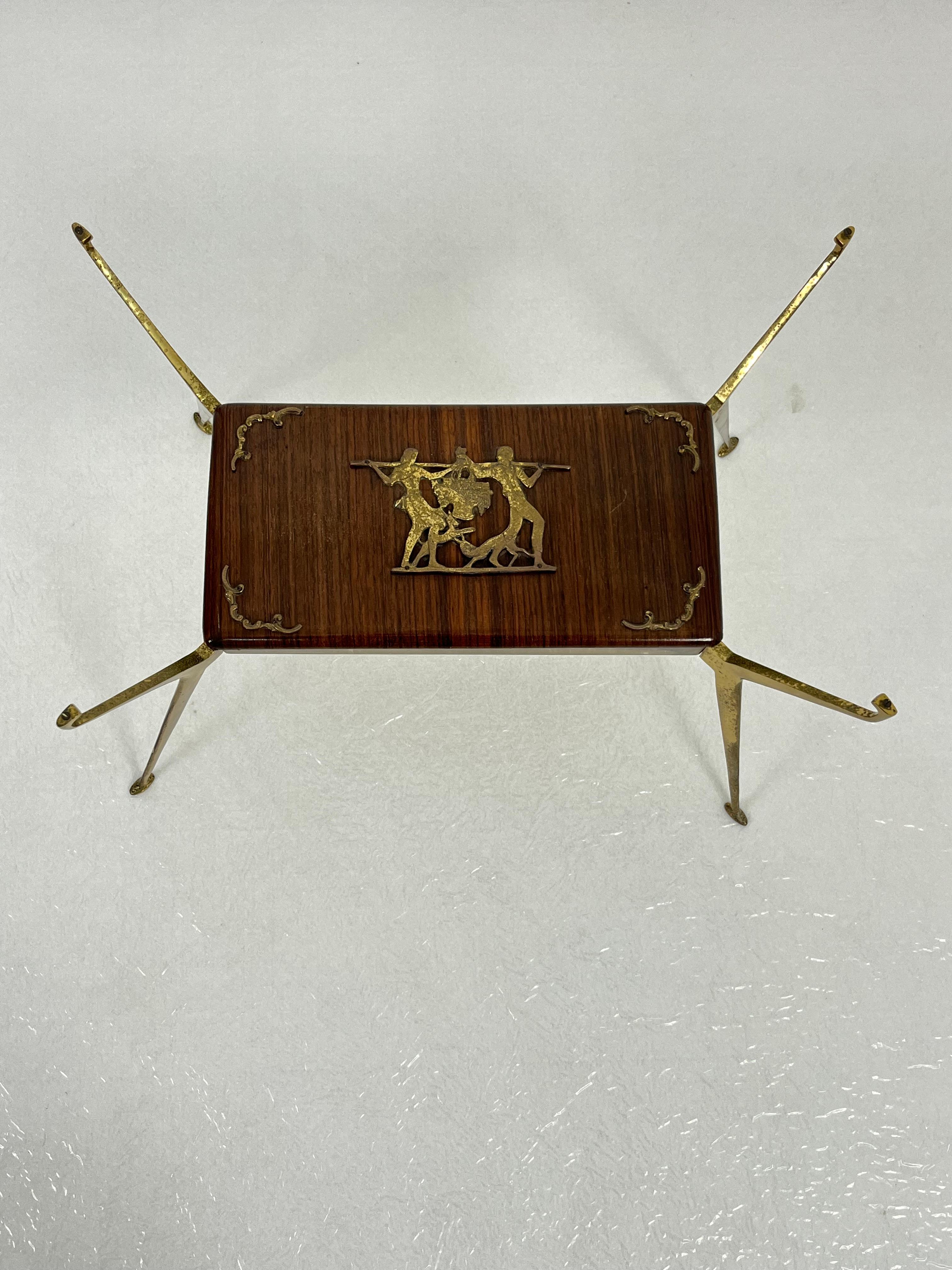 Mesa de centro italiana de latón de mediados de siglo, tapa de cristal, años 50
Buen estado, encontrado en un piso noble de mi ciudad, Palermo.