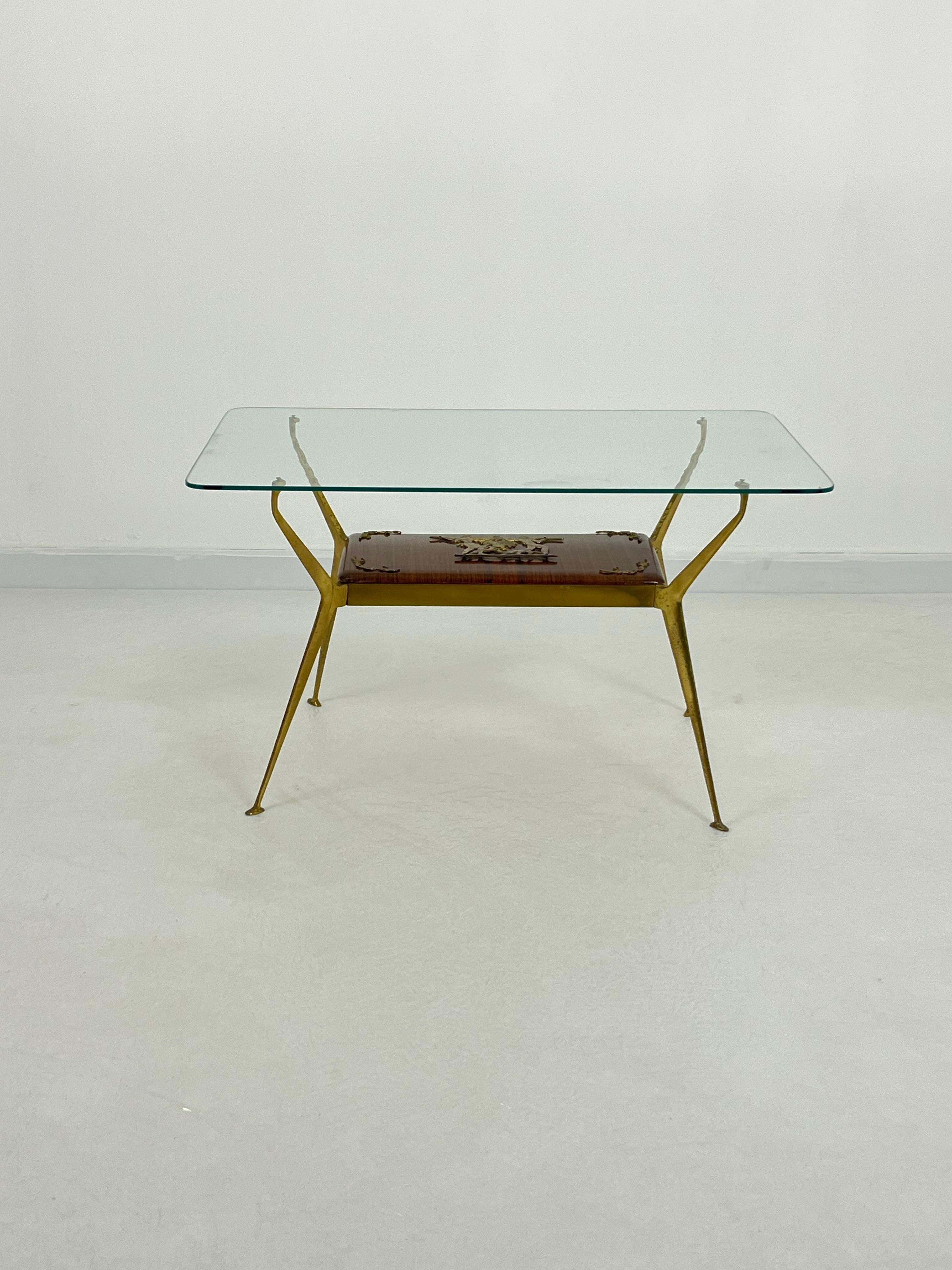 Mesa de centro italiana de latón de mediados de siglo, tapa de cristal, años 50 mediados del siglo XX en venta