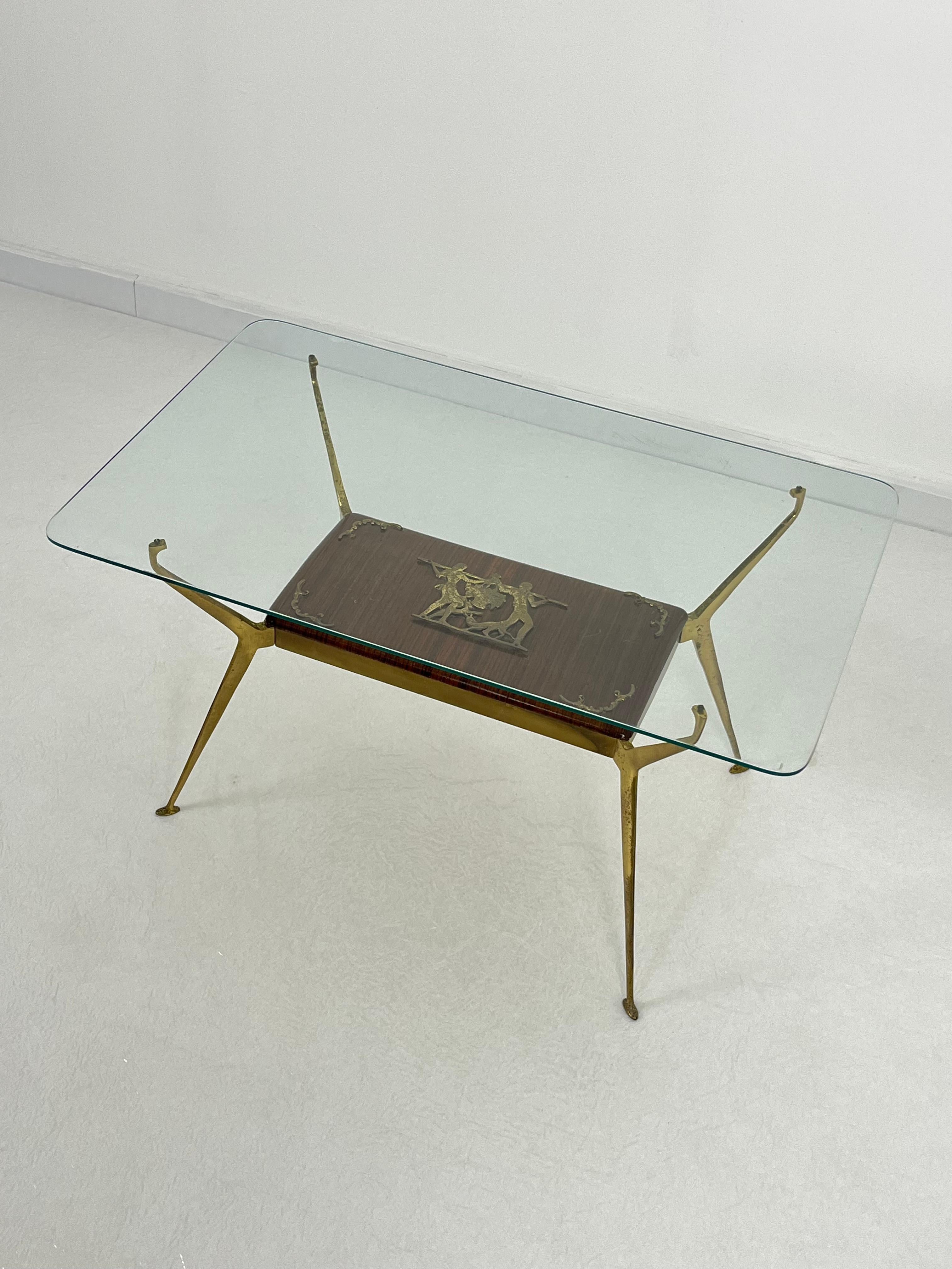 Mesa de centro italiana de latón de mediados de siglo, tapa de cristal, años 50 en venta 1