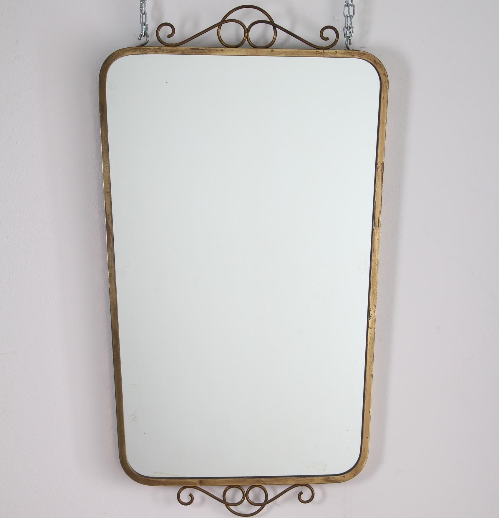 Very stylish 1950s Italian wall mirror, with a nice patina to the brass, generally in very good condition.
Wear consistent with age and use.
