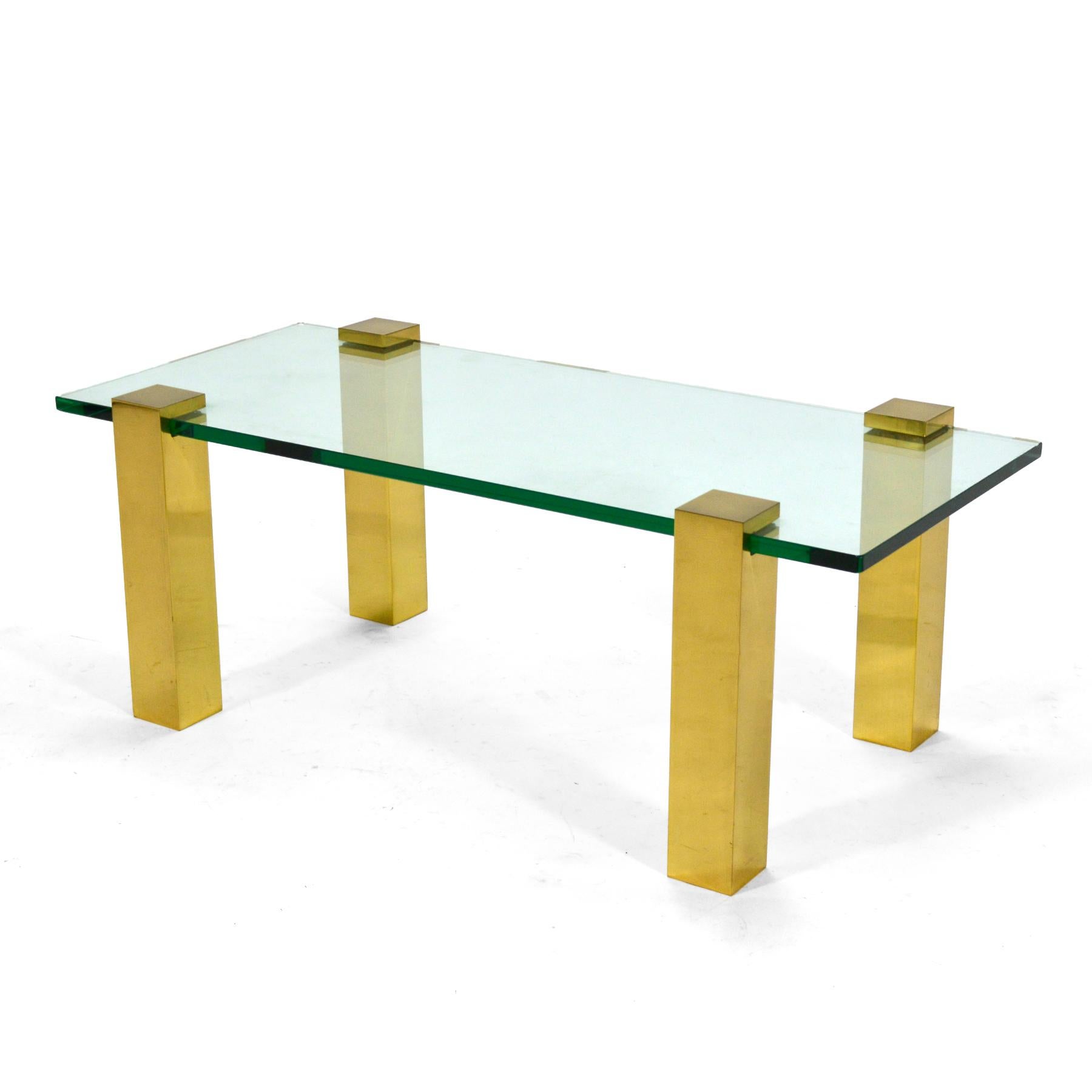 Américain Table basse à pieds en laiton du milieu du siècle en vente