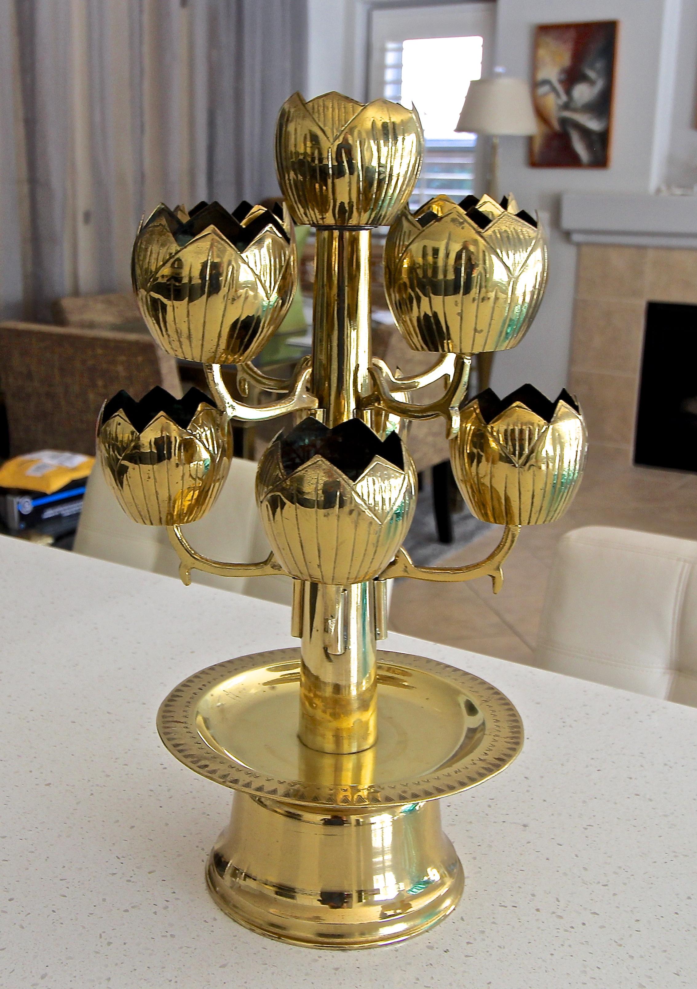 Lotus-Kerzenhalter-Kandelaber aus Messing Feldman aus der Mitte des Jahrhunderts (Moderne der Mitte des Jahrhunderts) im Angebot