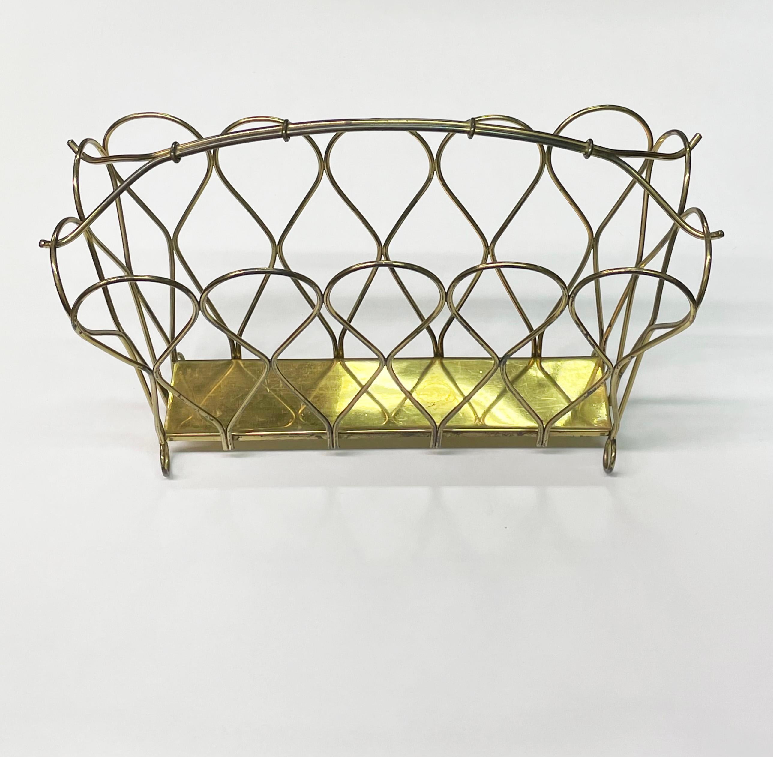 Mid Century Brass Magazine / Newspaper Rack In Good Condition For Sale In Bern, CH