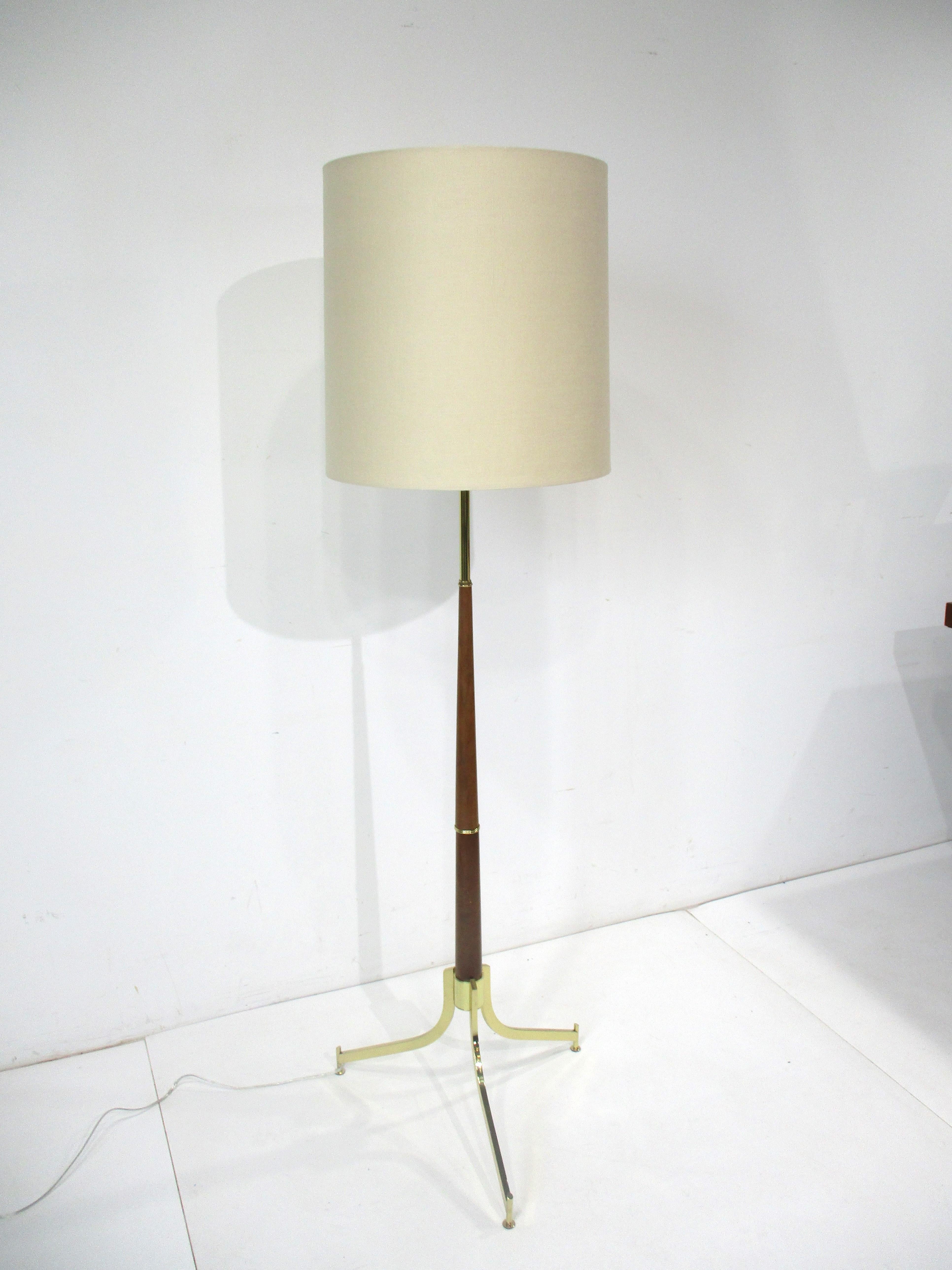 Mid Century Brass / Mahogany Floor Lamp in the style of Gibbings - McCobb  For Sale 6