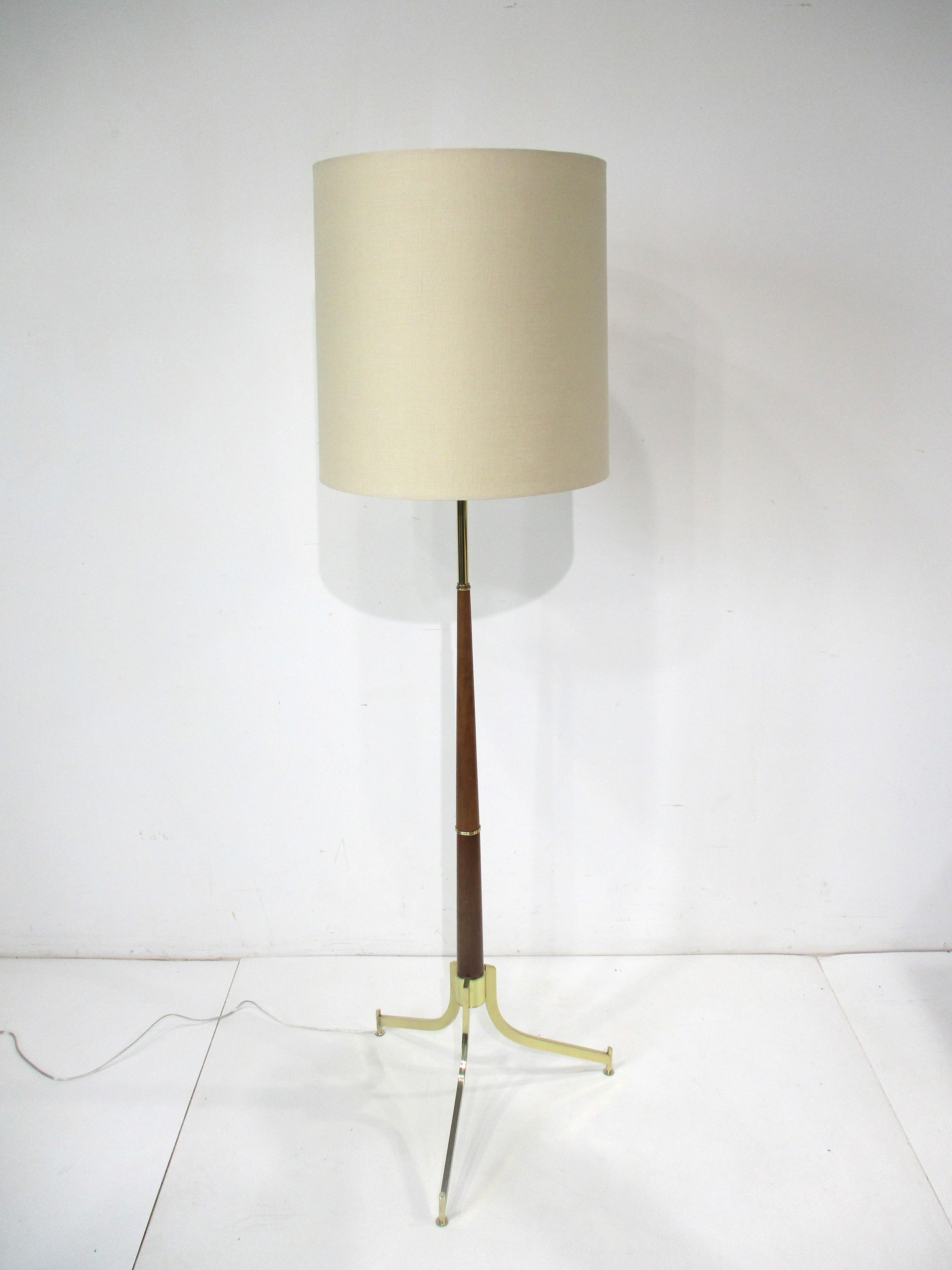 Mid Century Brass / Mahogany Floor Lamp in the style of Gibbings - McCobb  In Good Condition For Sale In Cincinnati, OH