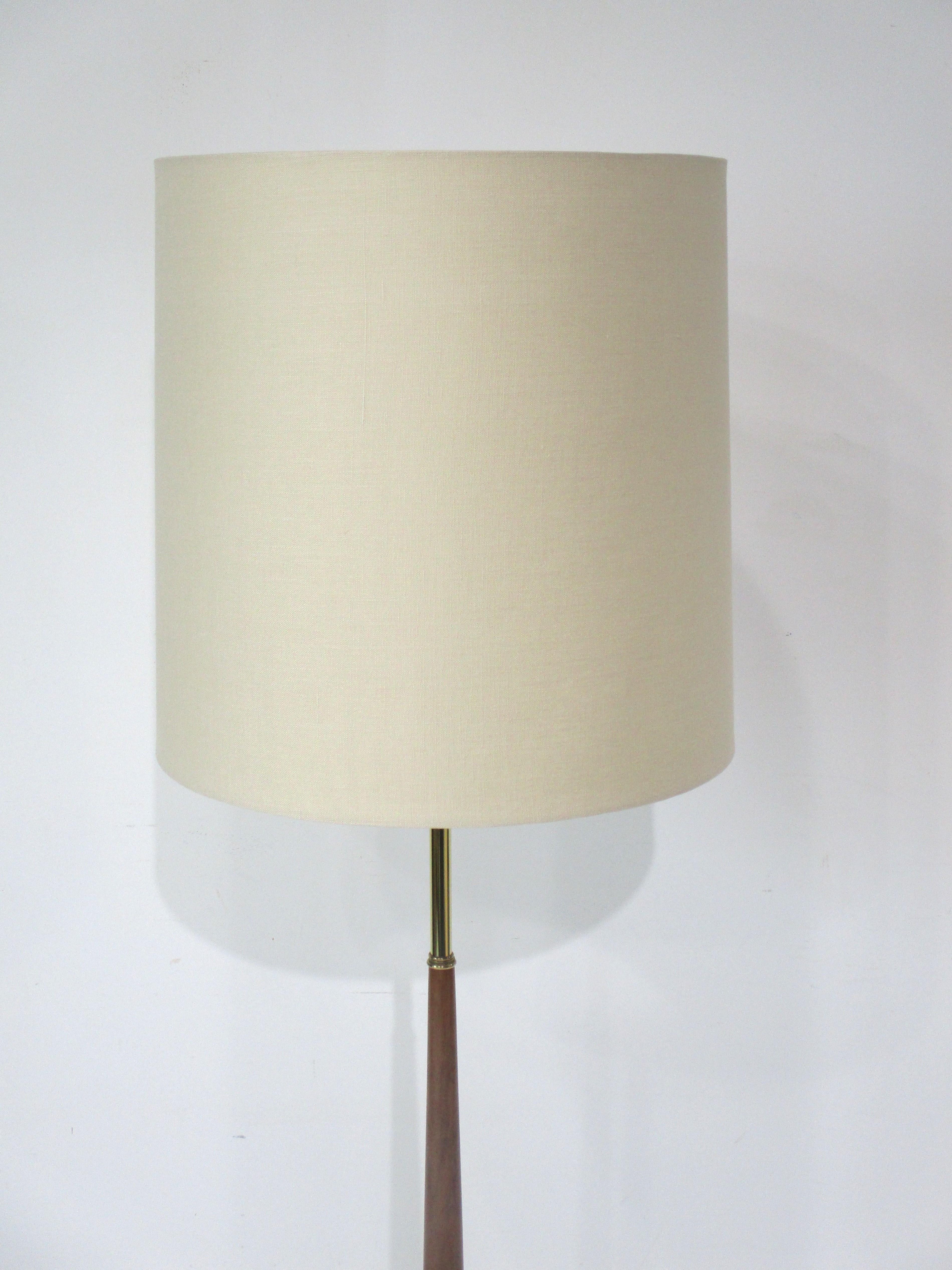 Mid Century Brass / Mahogany Floor Lamp in the style of Gibbings - McCobb  For Sale 2