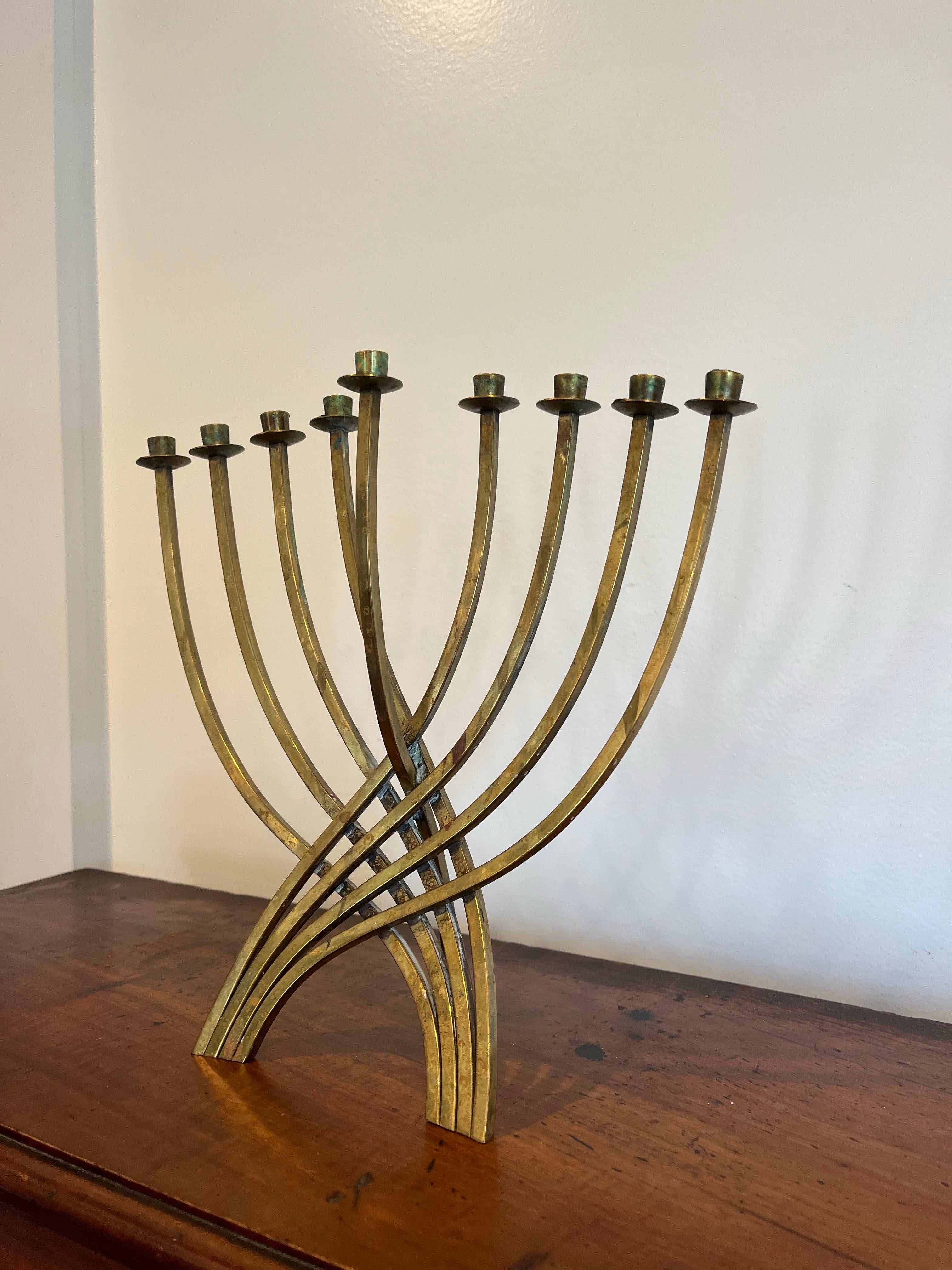 Menorah de latón de mediados de siglo Moderno de mediados de siglo en venta