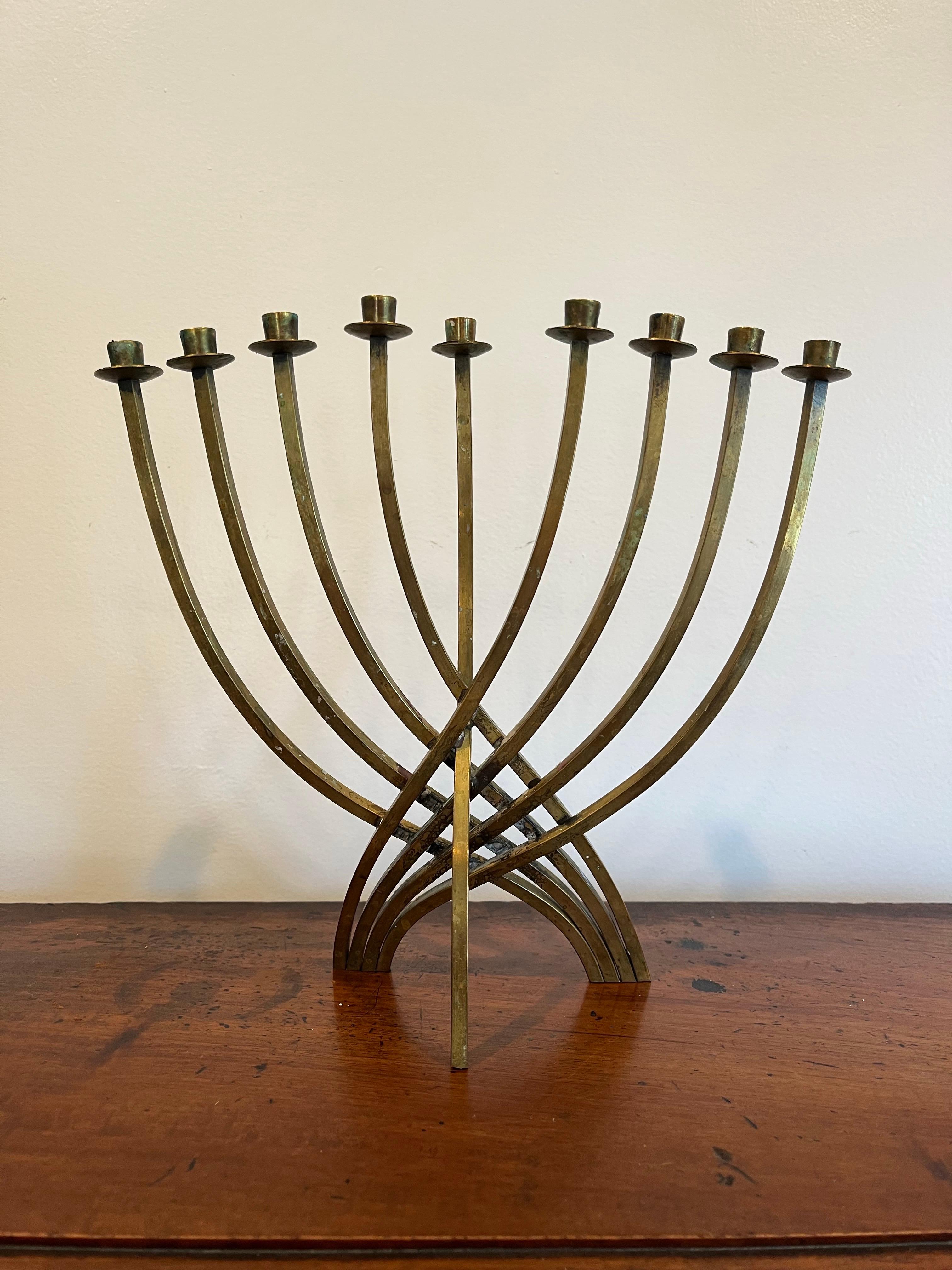 Menorah de latón de mediados de siglo Desconocido en venta