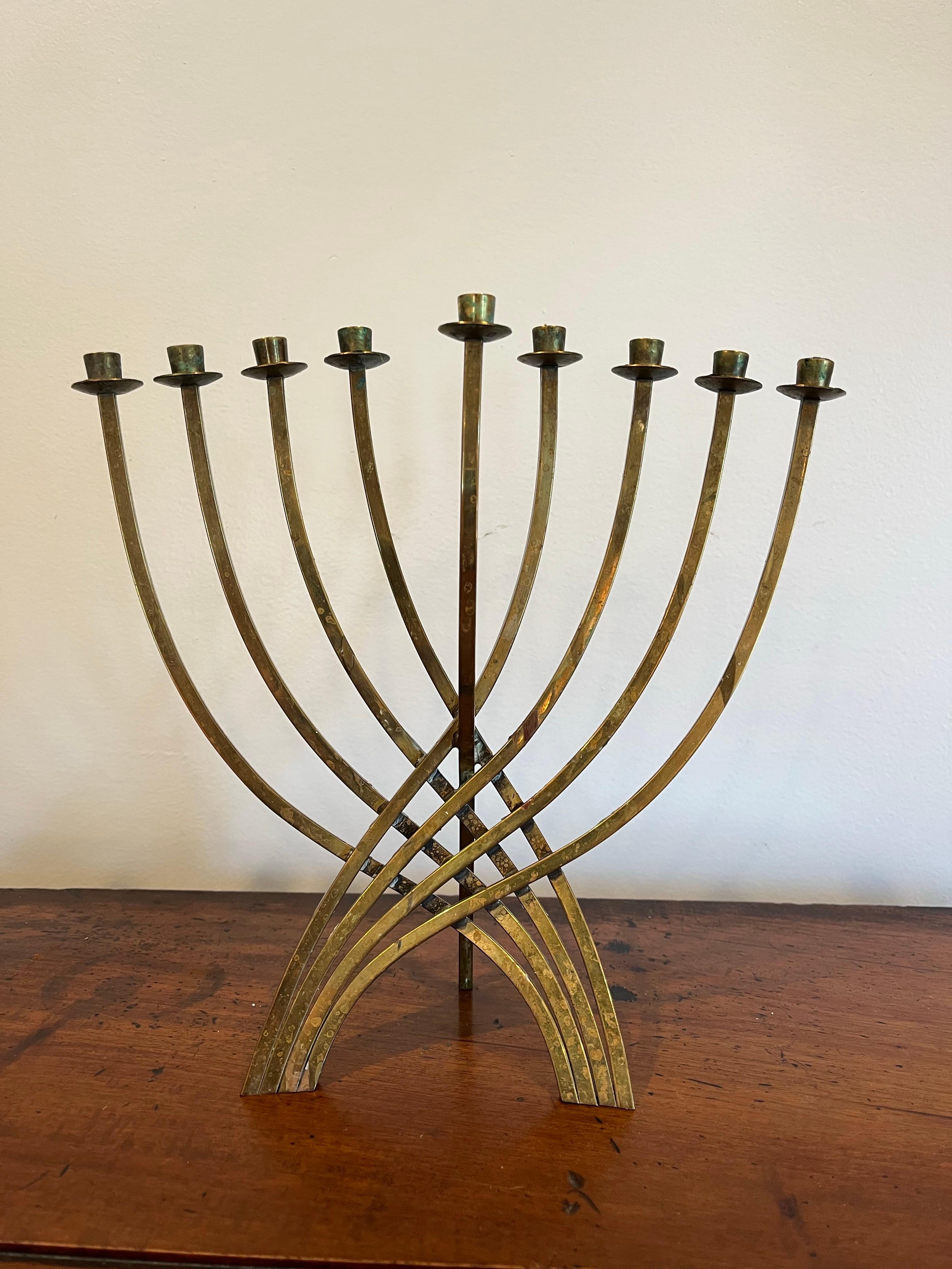 Menorah de latón de mediados de siglo en Bueno estado para la venta en W Allenhurst, NJ
