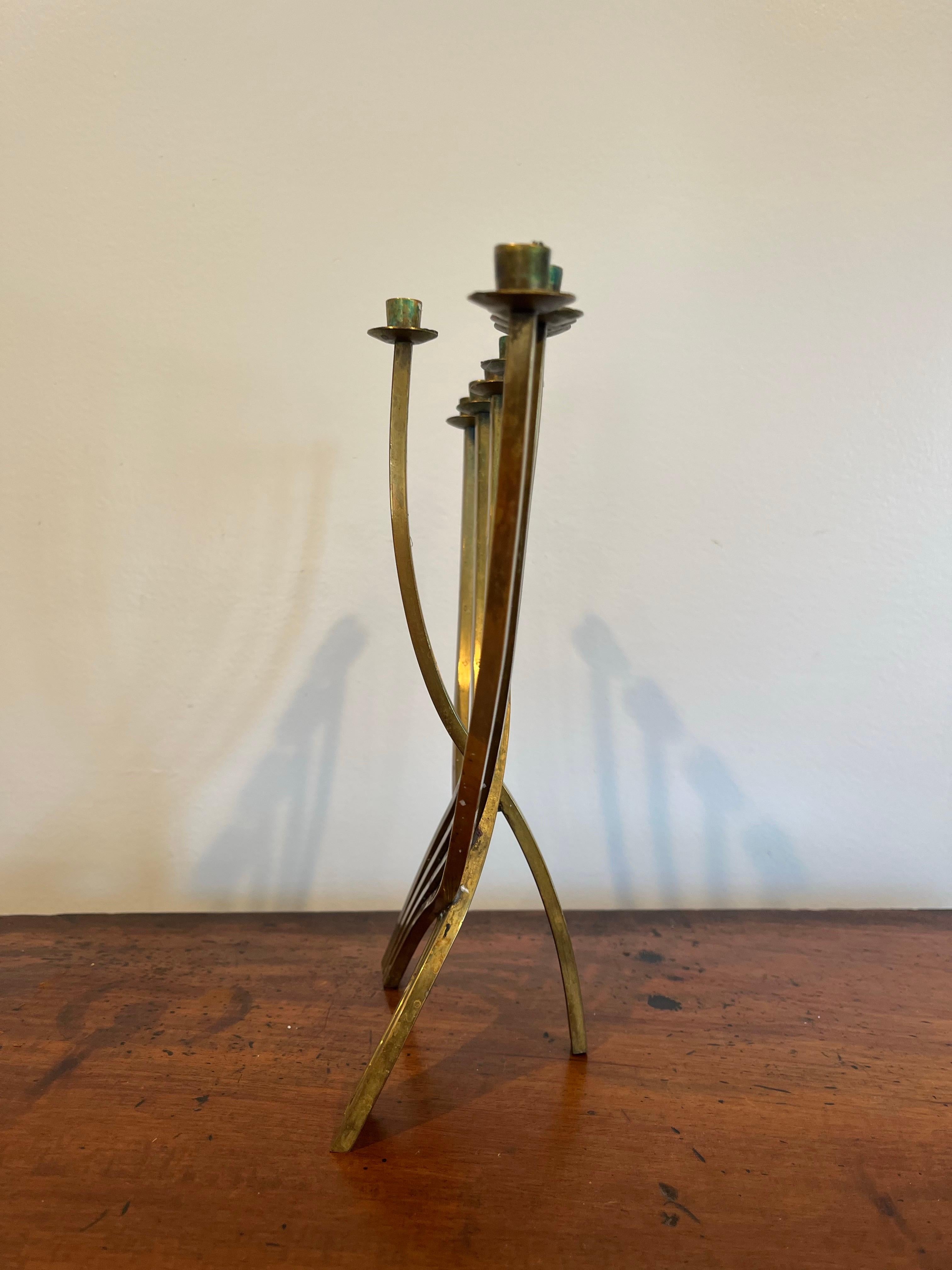 Menorah de latón de mediados de siglo mediados del siglo XX en venta