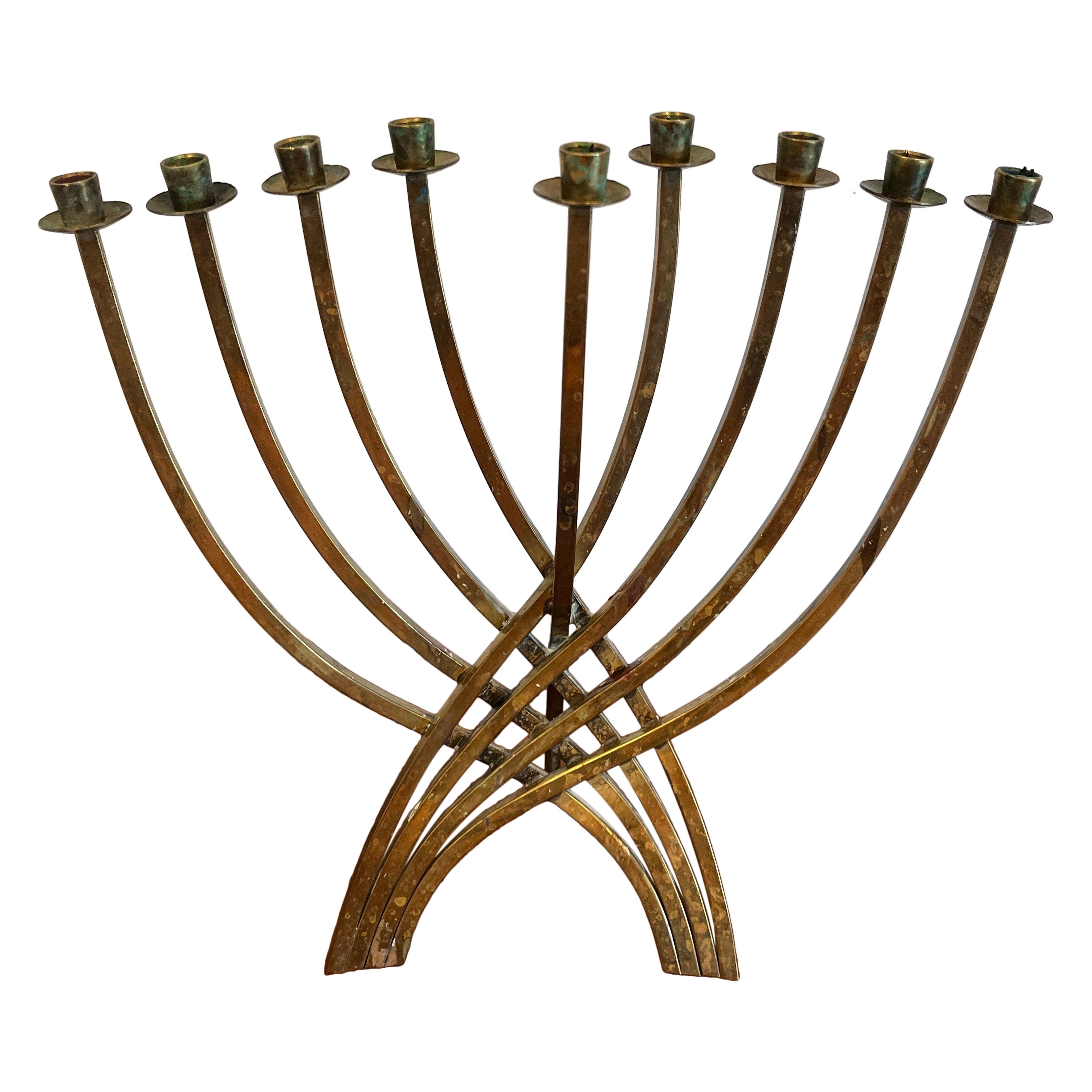 Menorah de latón de mediados de siglo en venta