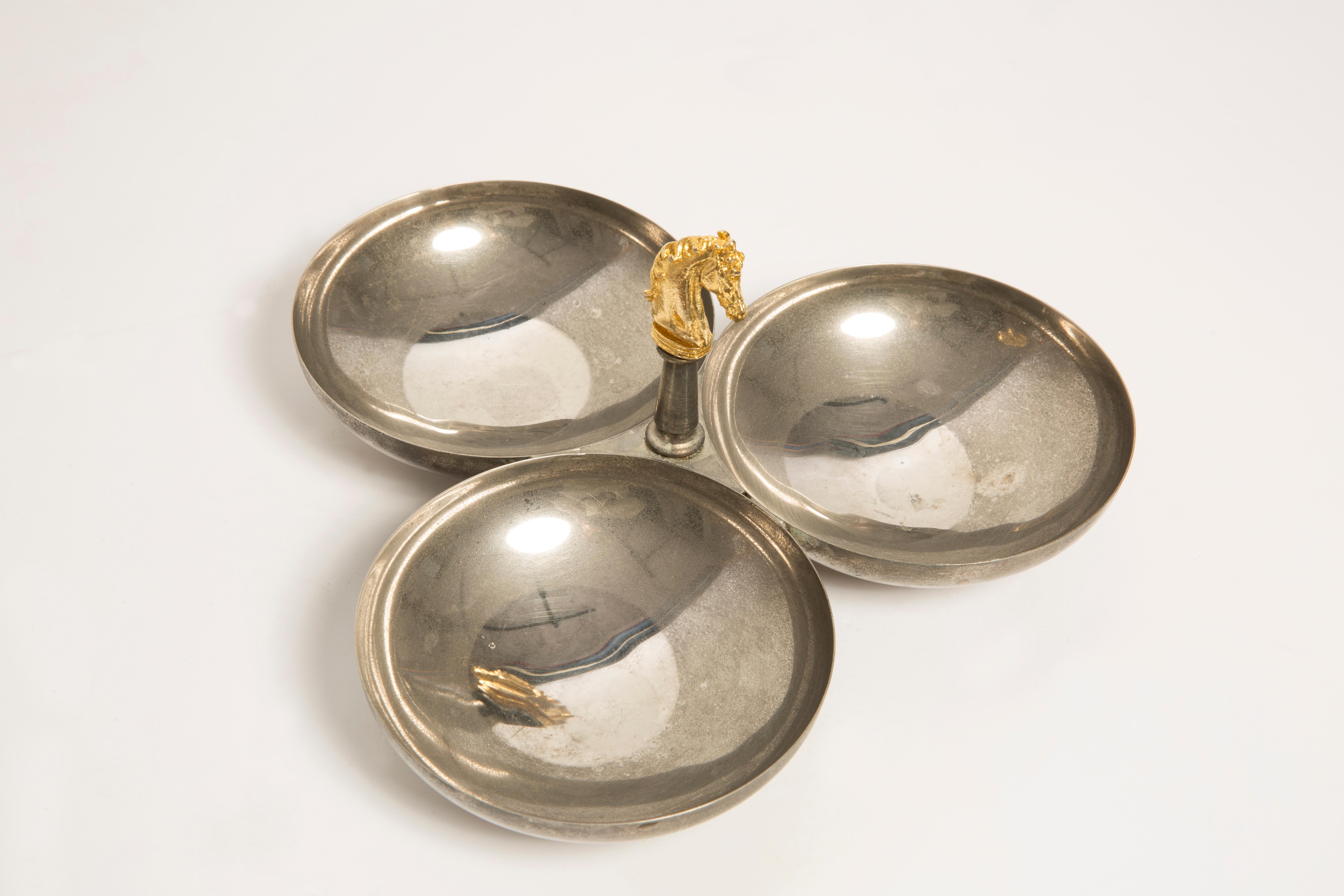 This original vintage brass ash tray bowl element was designed and produced in the 1970s in Lombardia, Italy. It is made in Sommerso Technique and has a fantastic faceted form. The unique leaf shape makes this items highly decorative. This item is a