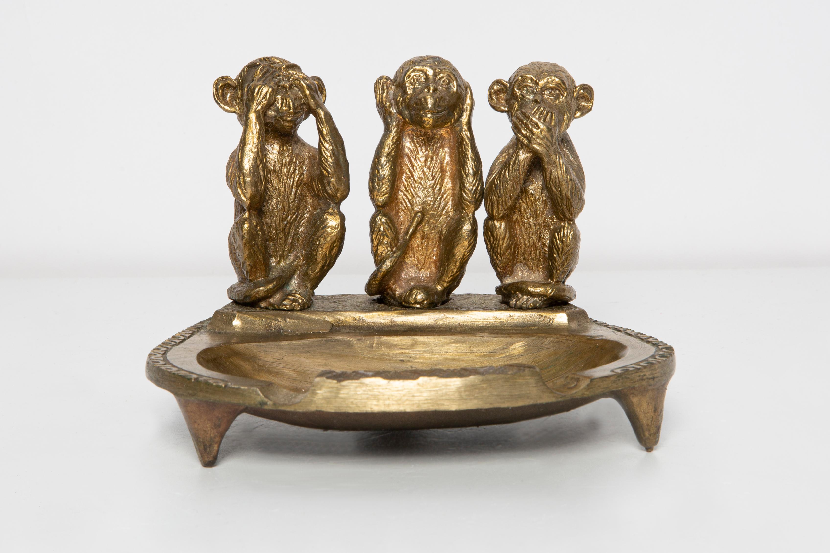 This original vintage brass ash tray bowl element was designed and produced in the 1970s in Lombardia, Italy. It has a fantastic faceted form. The unique monkeys shape makes this items highly decorative. This item is a high quality production of
