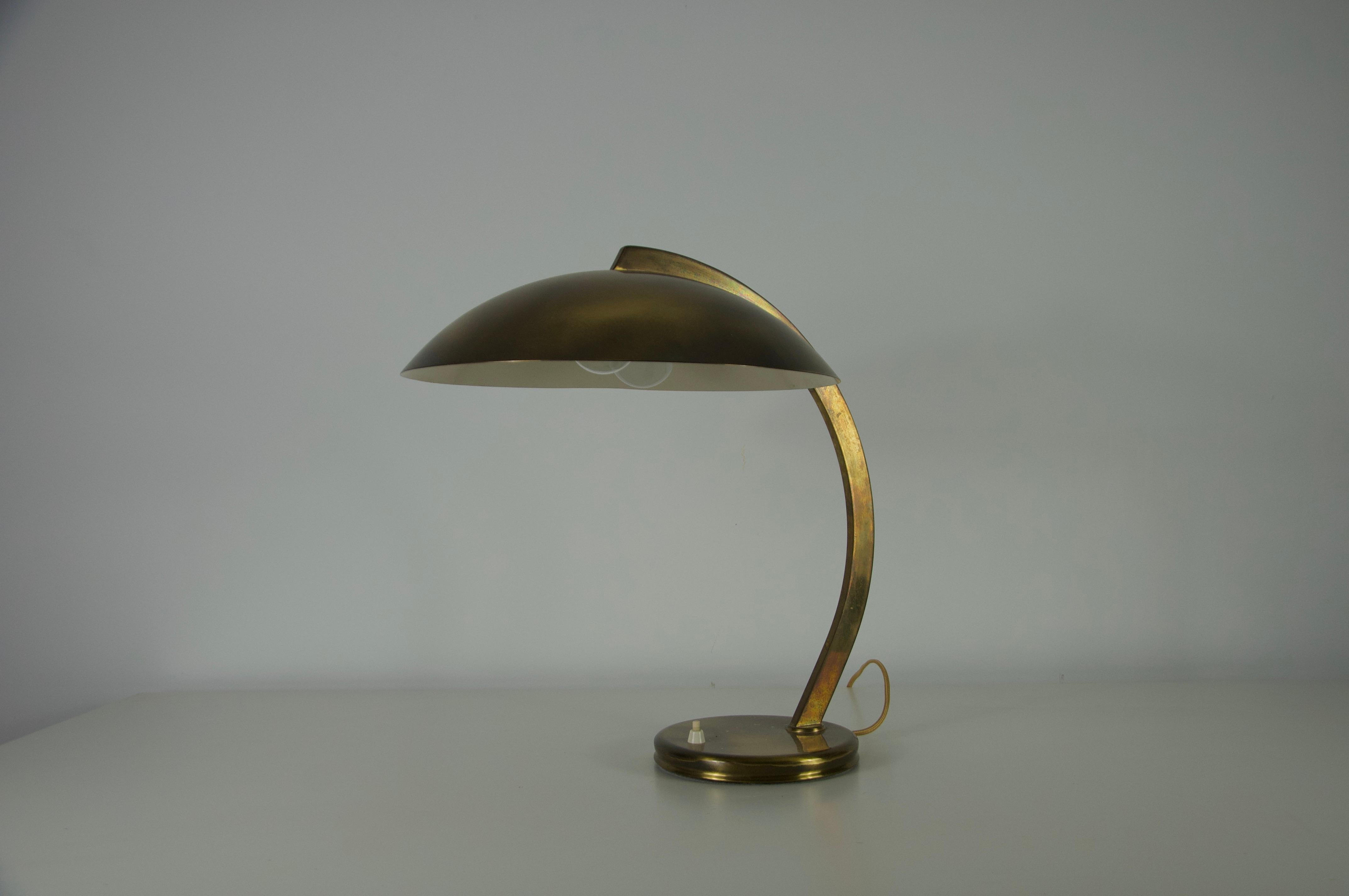 Lampada da tavolo in ottone di metà secolo, anni '60, Germania In condizioni buone in vendita a Hagenbach, DE