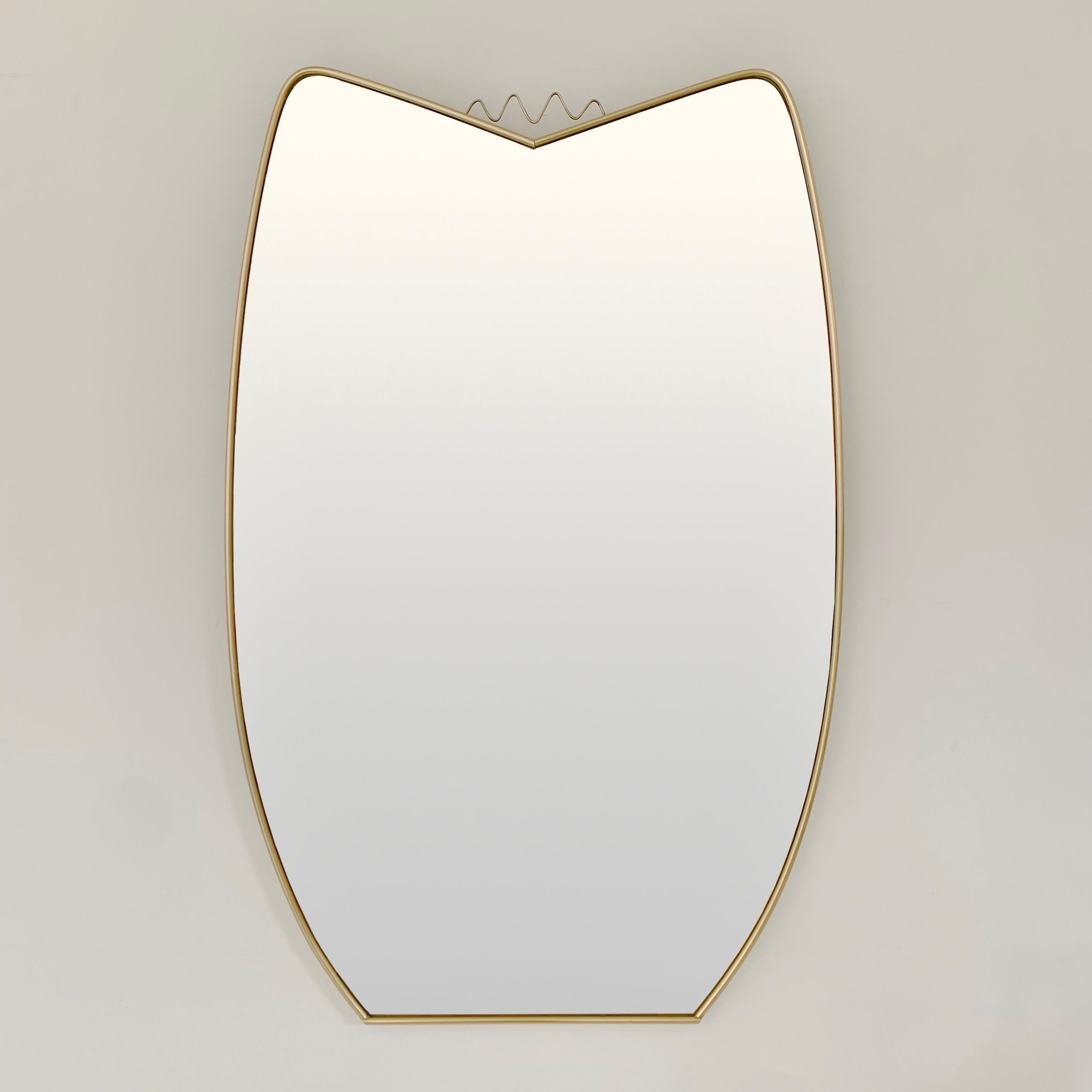 Elegant et inhabituel miroir mural du milieu du siècle, vers 1950, Italie.
Laiton, miroir.
Dimensions : 96 cm H, 63 cm L, 3 cm P.
Bon état vintage d'origine.
Miroir mural très décoratif.
Tous les achats sont couverts par notre garantie de protection