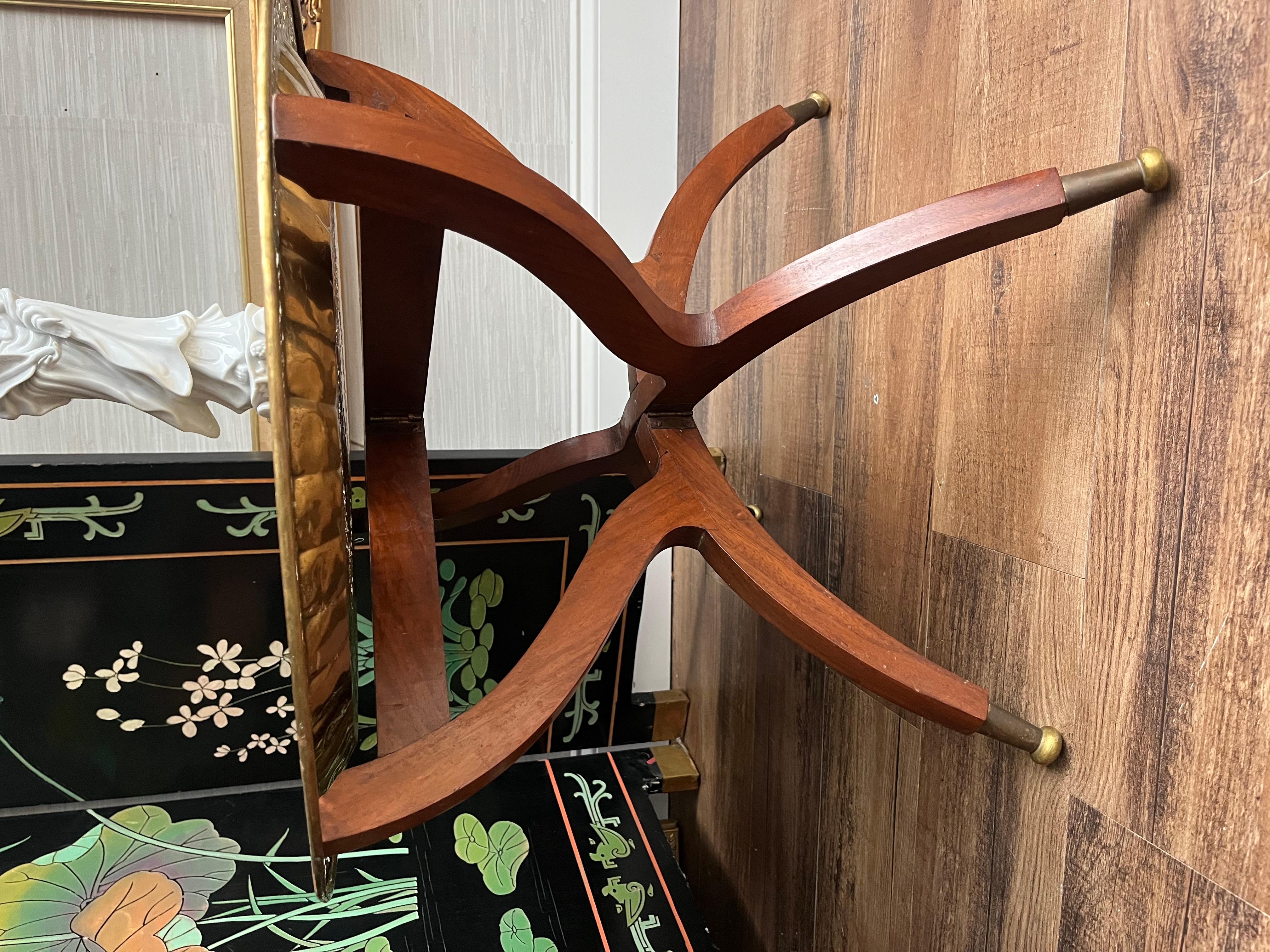 Mid Century Brass Moroccan Style Tray Table On Folding Wooden Spider Leg Base In Good Condition In Portsmouth, VA