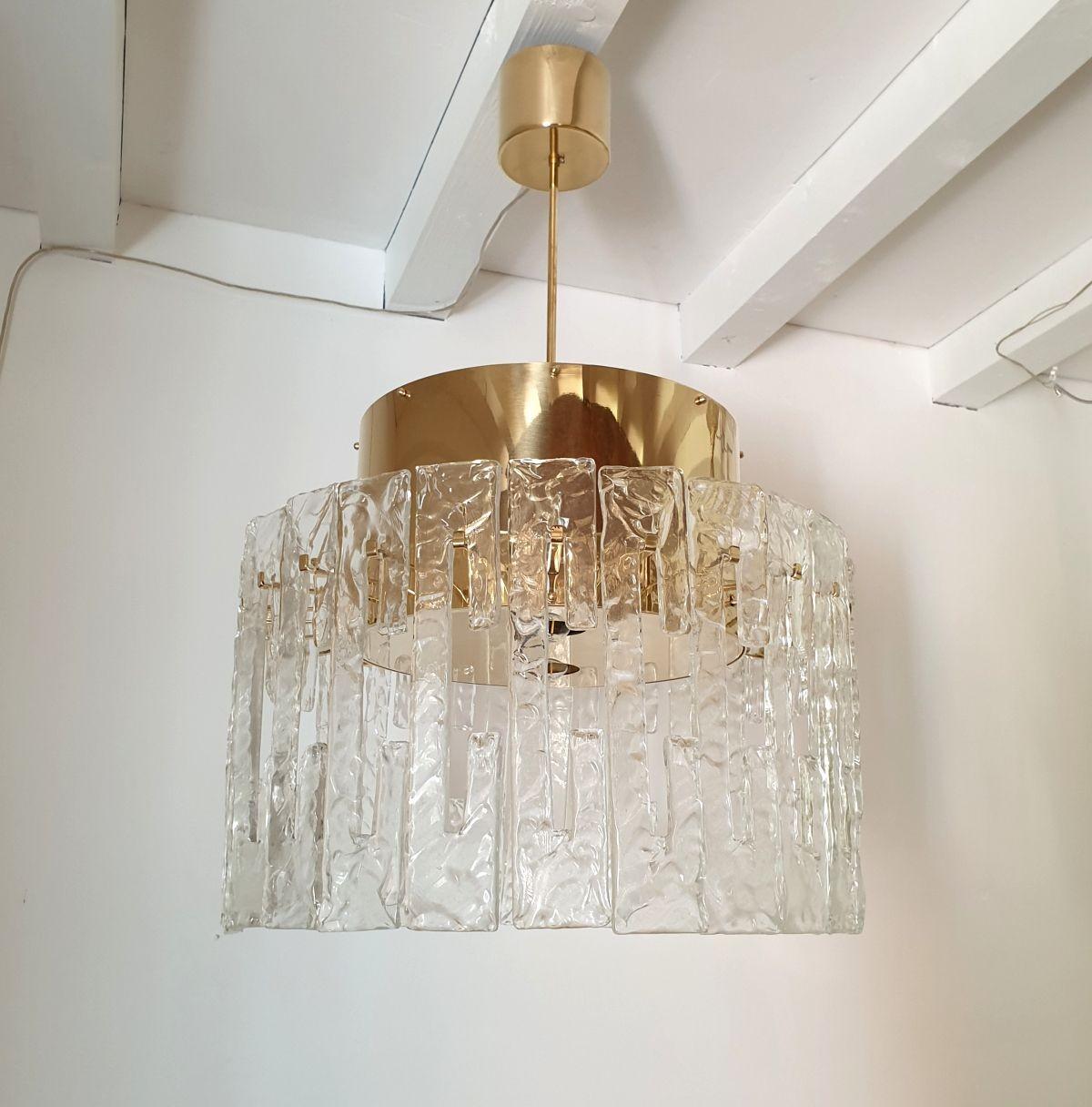 Mid-Century Modern brass and clear Murano glass drum chandelier, by Mazzega, Italy 1970s
The brass frame is in polished brass.
The clear handmade Murano glass elements are textured and translucent.
The Murano glasses have the shape of letter C, tall