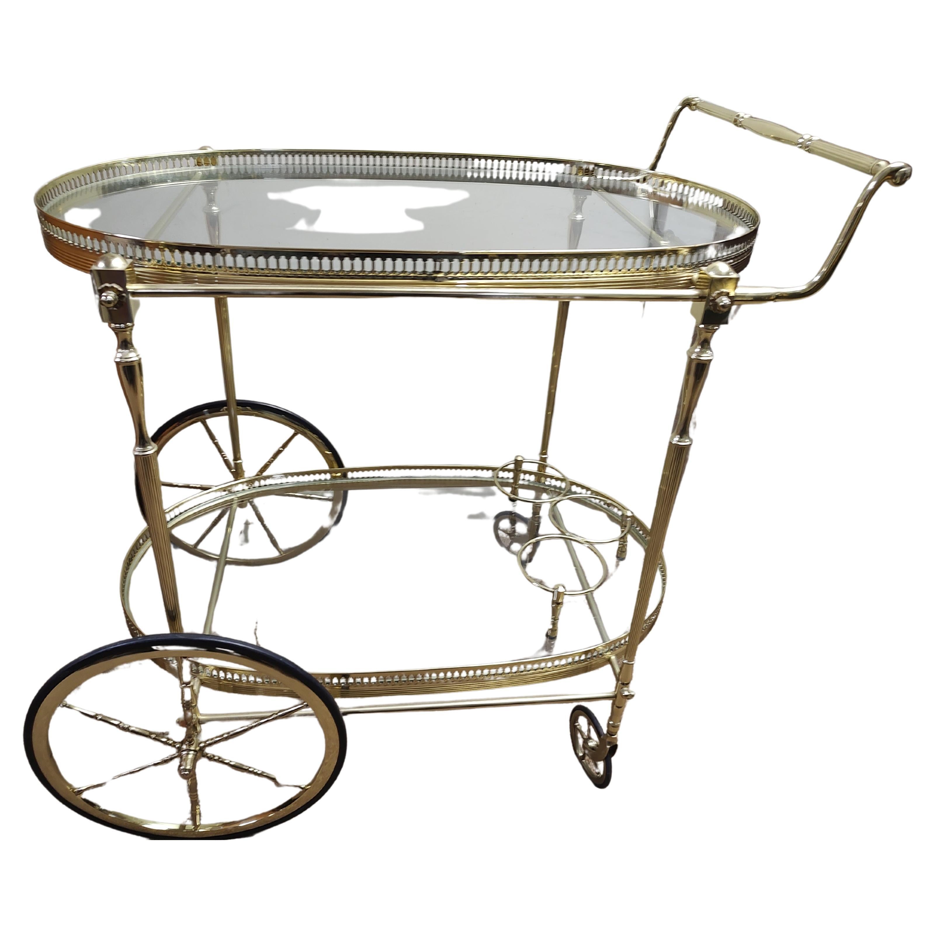 Carrito de bar neoclásico de latón de mediados de siglo con estantes ovalados de cristal en venta 2
