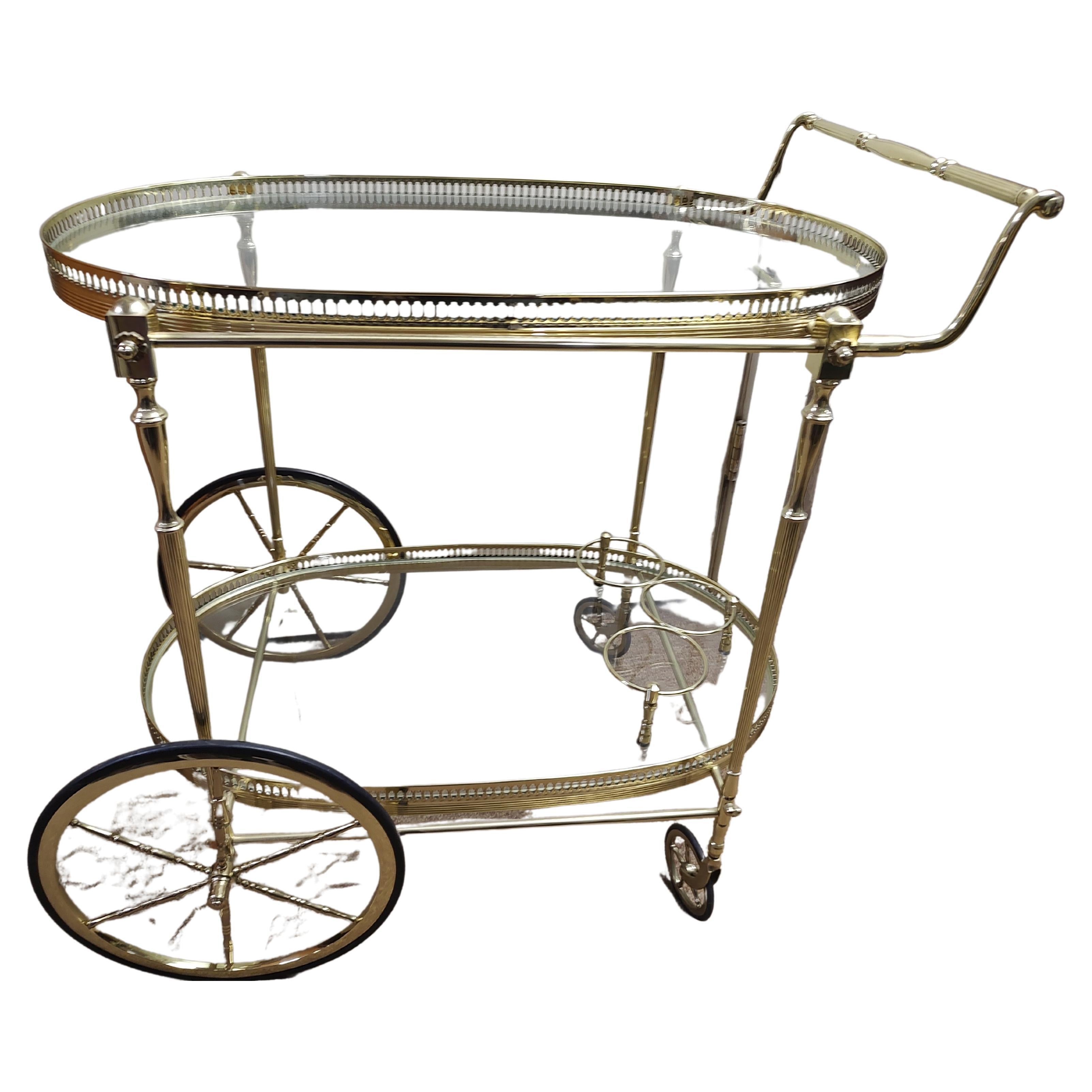 Carrito de bar neoclásico de latón de mediados de siglo con estantes ovalados de cristal Estadounidense en venta