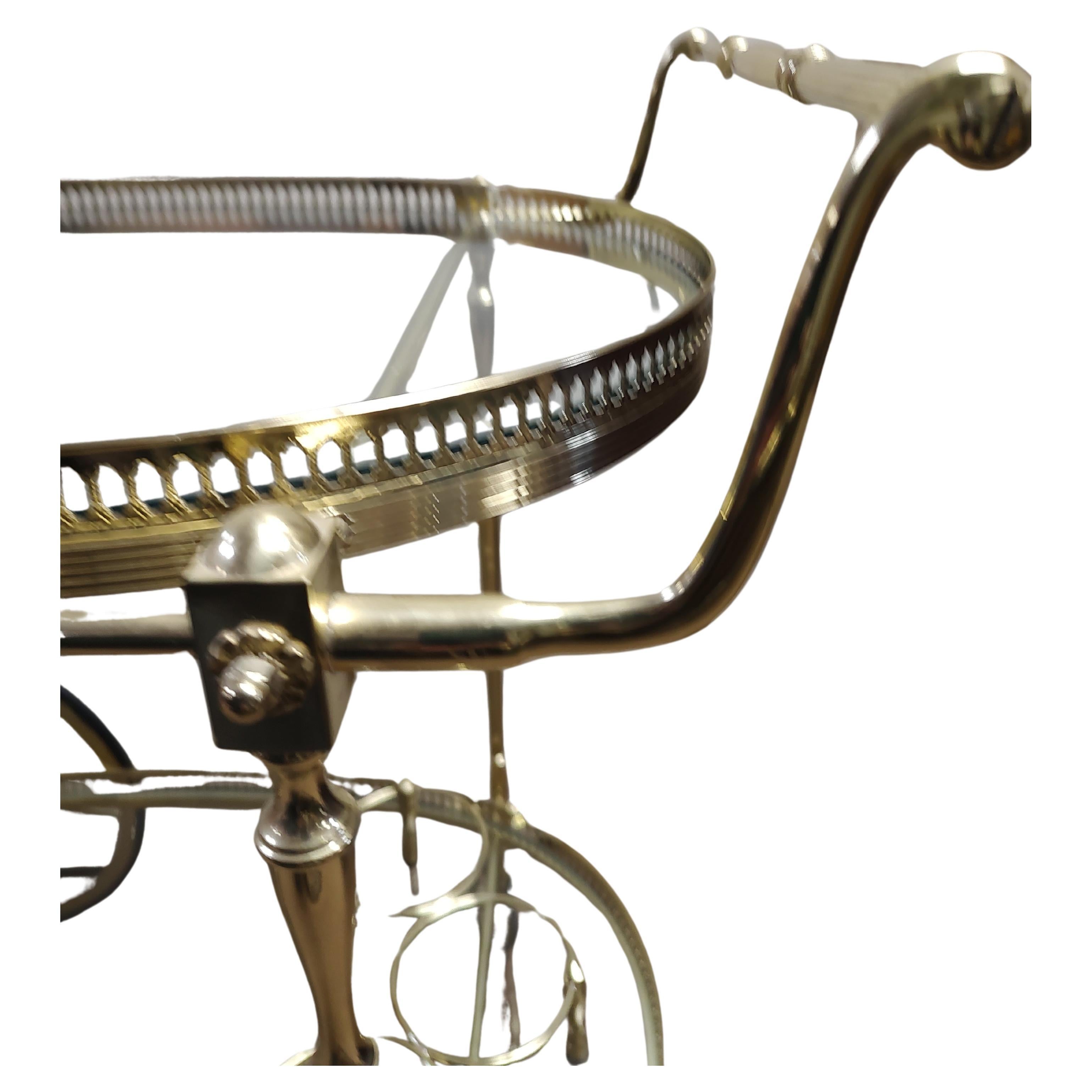 Carrito de bar neoclásico de latón de mediados de siglo con estantes ovalados de cristal Latón en venta