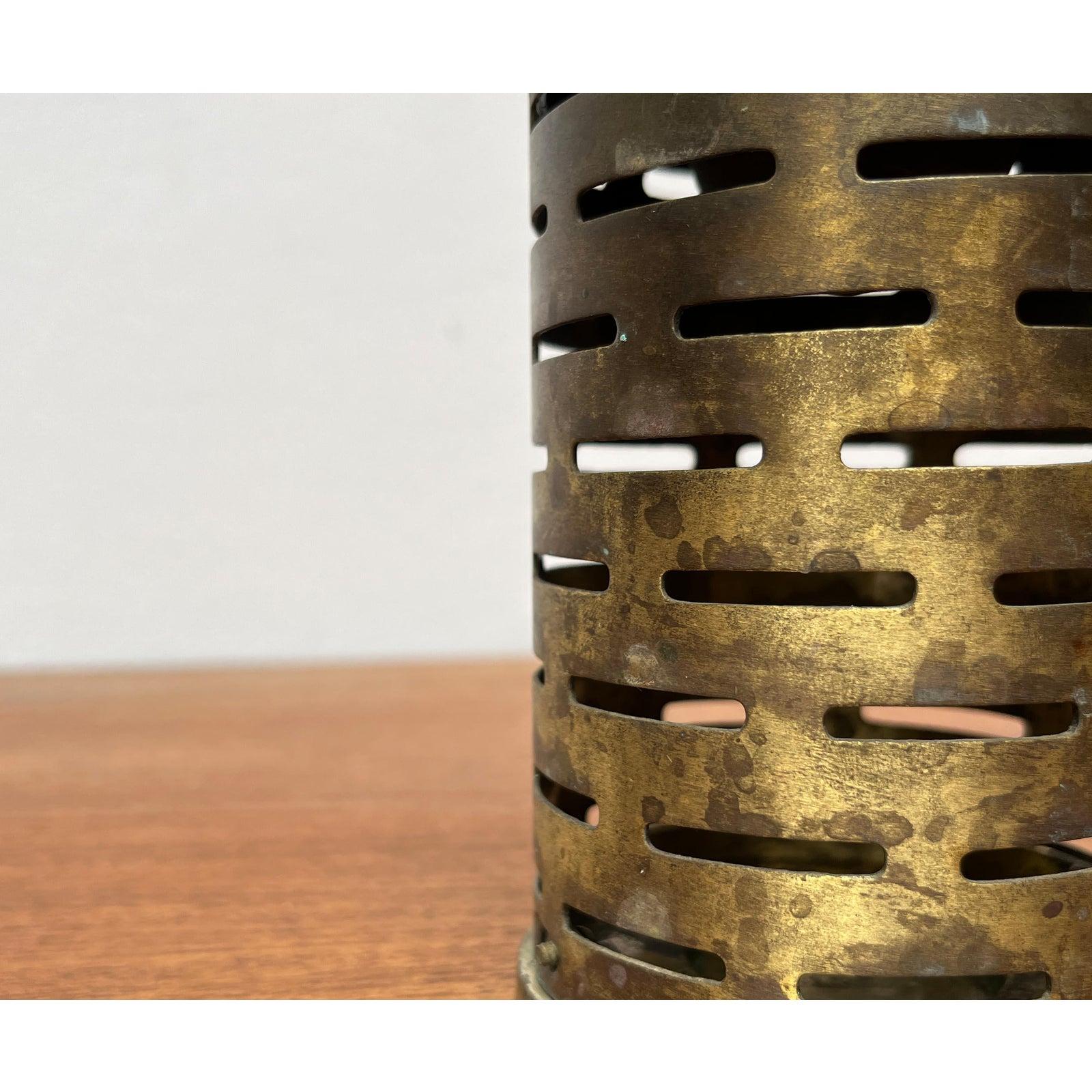Portacandele a olio in ottone di metà secolo, anni '60, in ottime condizioni. Progettato dal 1960 al 1969.

Informazioni aggiuntive:
Materiali: Metallo
Colore: oro
Stili: Medioevo Moderno
Tipo di articolo: Vintage, Antico o Pre-owned
Dimensioni: