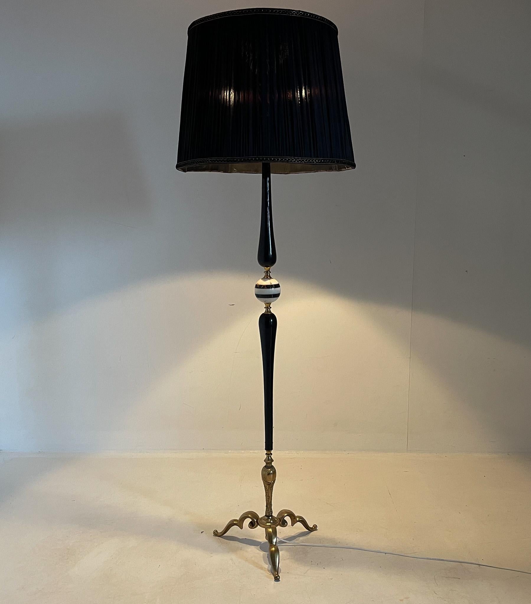 Magnifique lampadaire vintage en bois ébonisé, onyx et laiton avec abat-jour en tissu noir. Produit en Italie dans les années 1950. Ampoules : 3 x E25-E27.