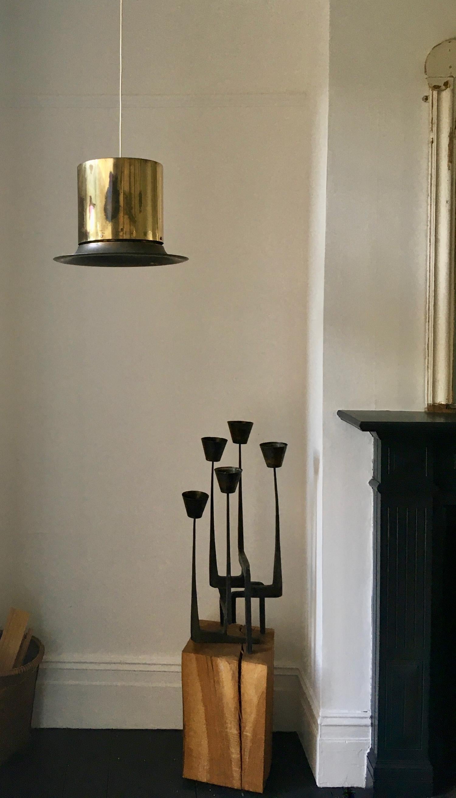 Lampe suspendue en laiton du milieu du siècle dernier par Hans-Agne Jakobsson, Suède en vente 3