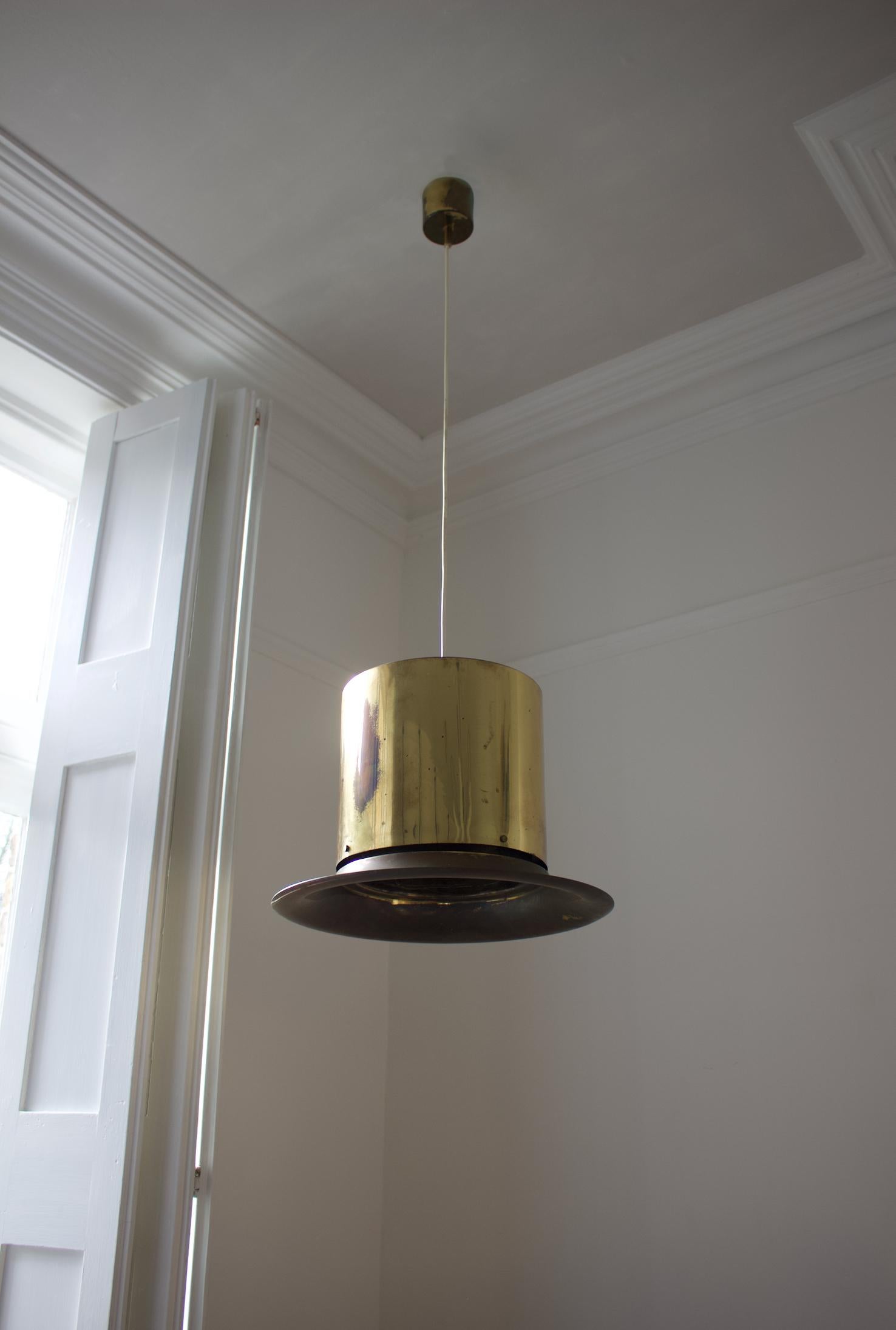 Mid-Century Modern Lampe suspendue en laiton du milieu du siècle dernier par Hans-Agne Jakobsson, Suède en vente