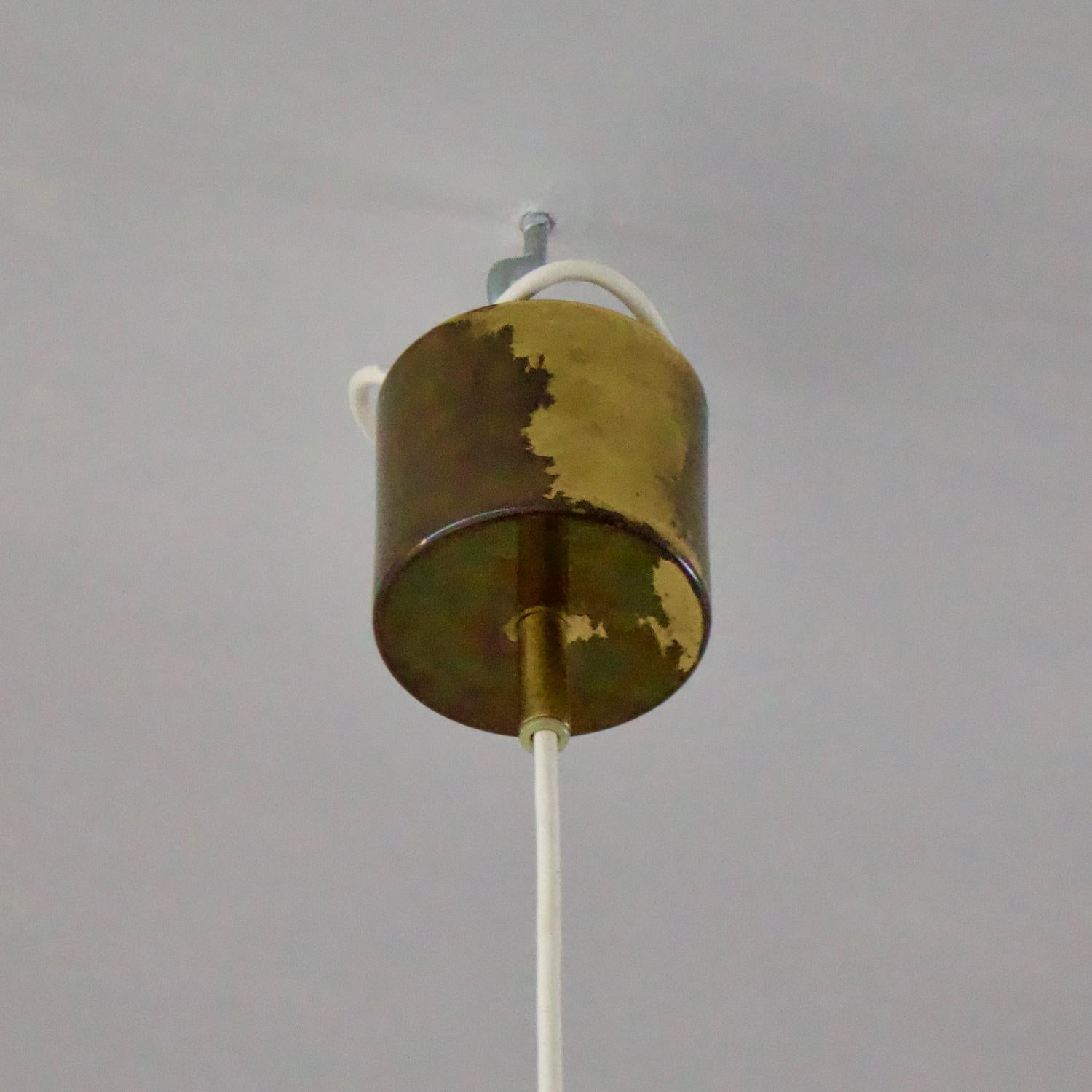20ième siècle Lampe suspendue en laiton du milieu du siècle dernier par Hans-Agne Jakobsson, Suède en vente
